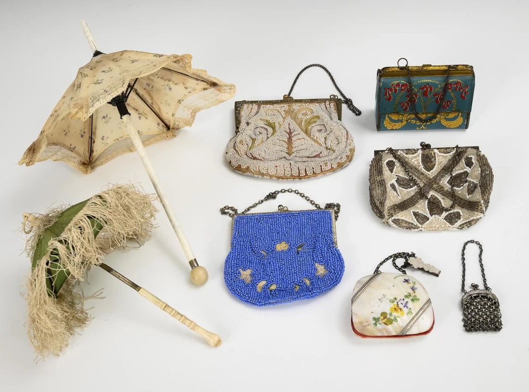 6 pouches and 2 umbrellas for dolls.