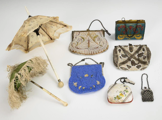 6 pouches and 2 umbrellas for dolls.