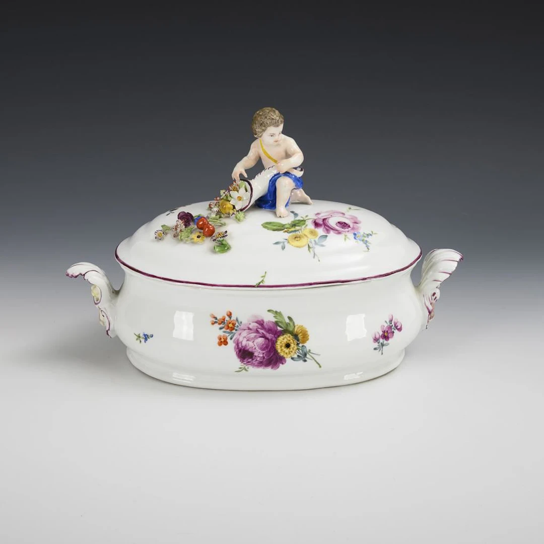 Small tureen with cherub knob. Meissen.
