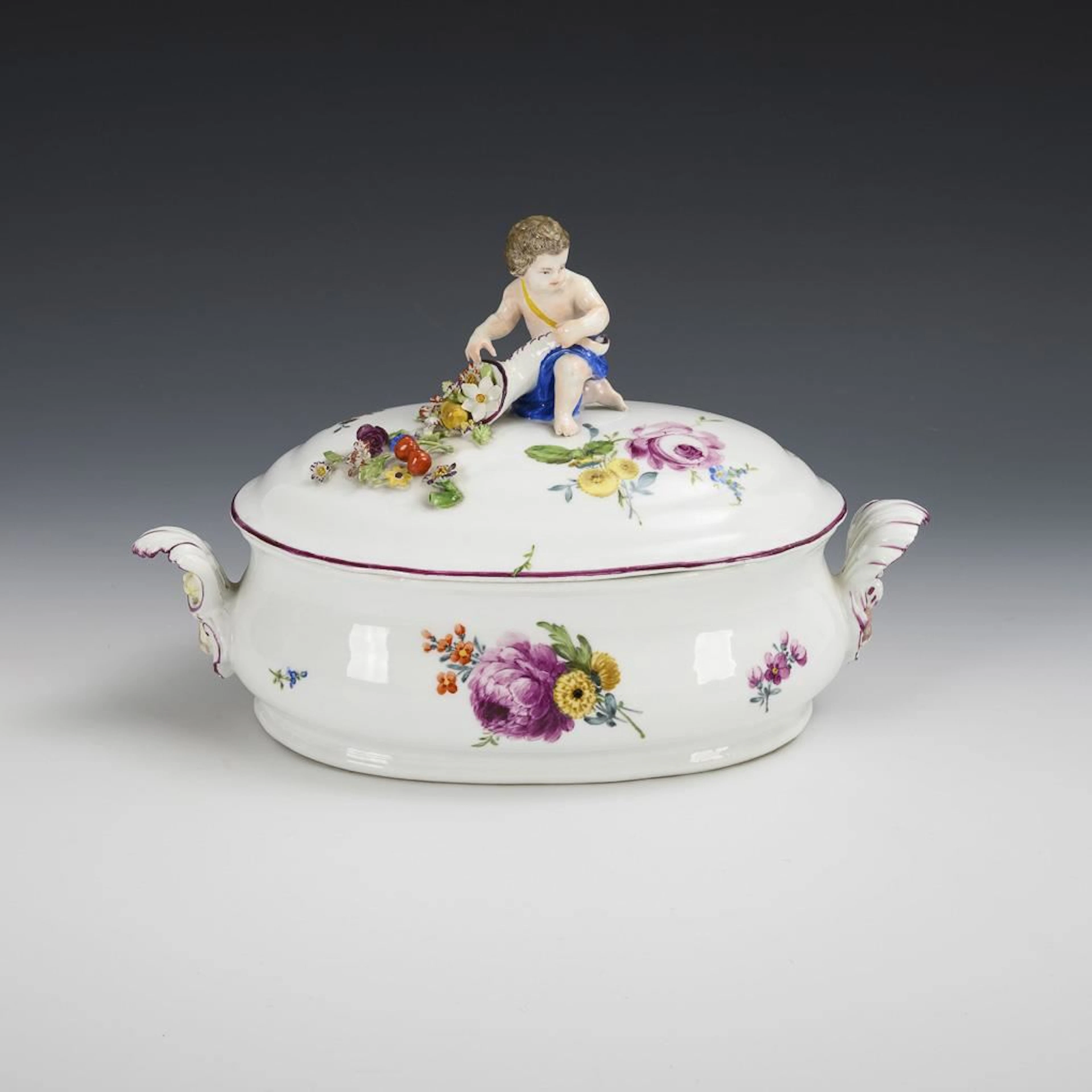 Small tureen with cherub knob. Meissen.