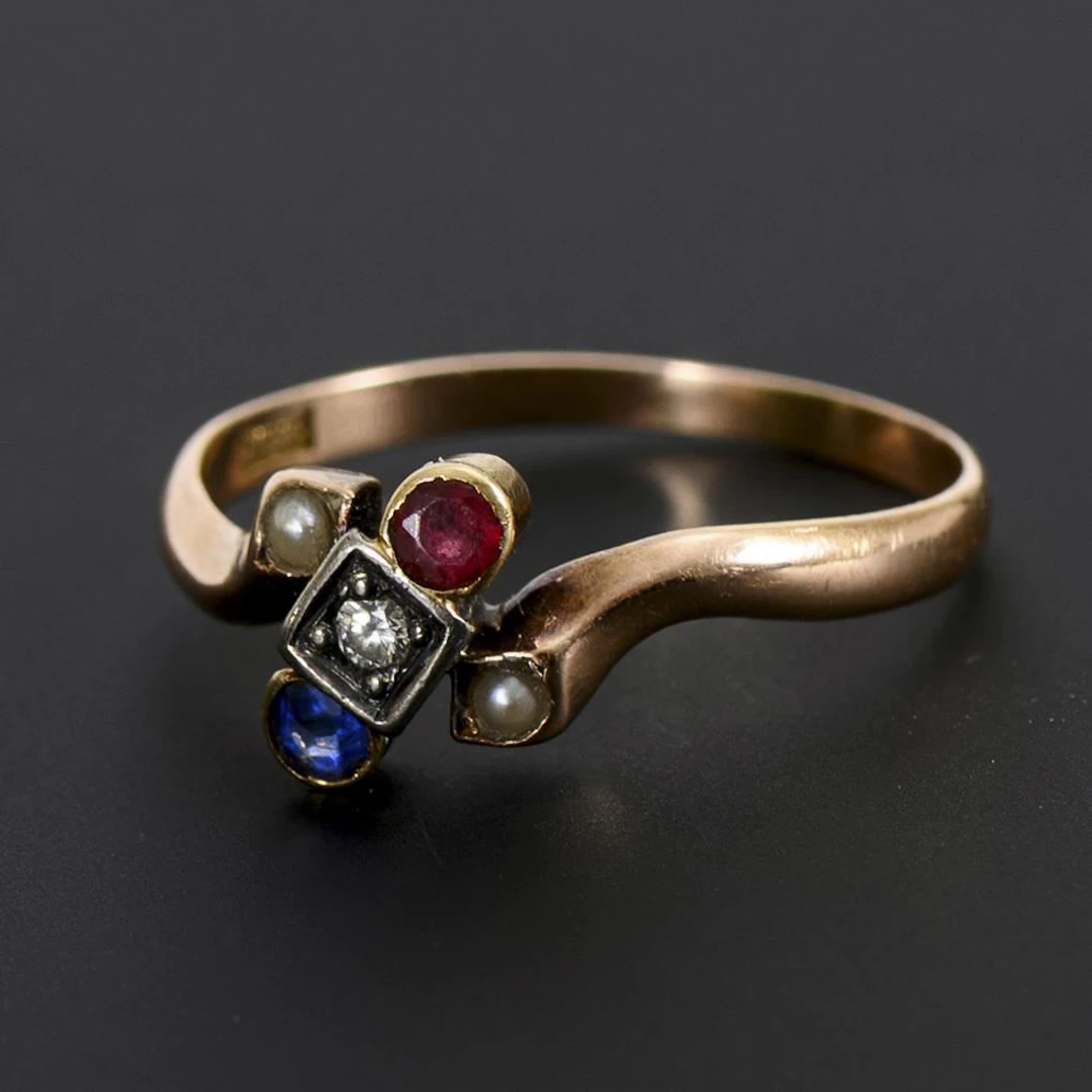 Art Nouveau ring with an imaginative setting.