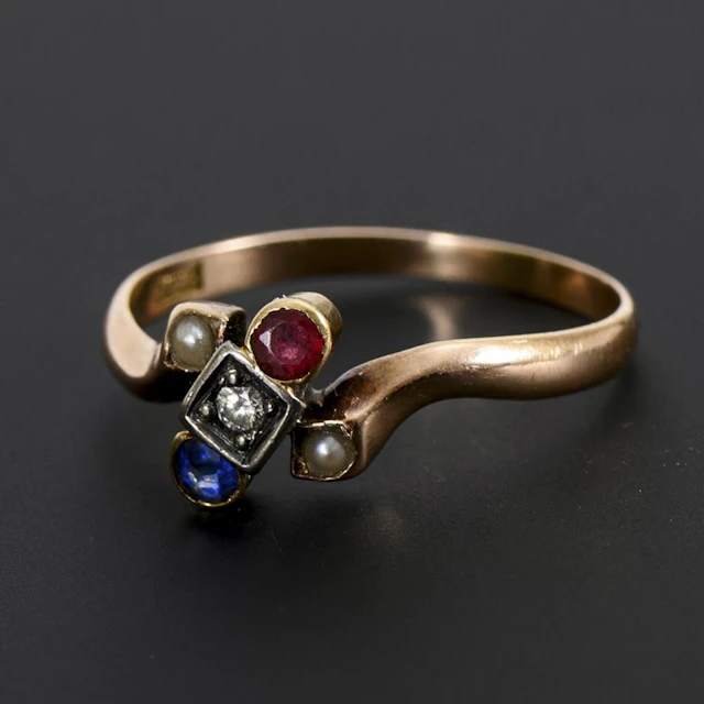 Art Nouveau ring with an imaginative setting.