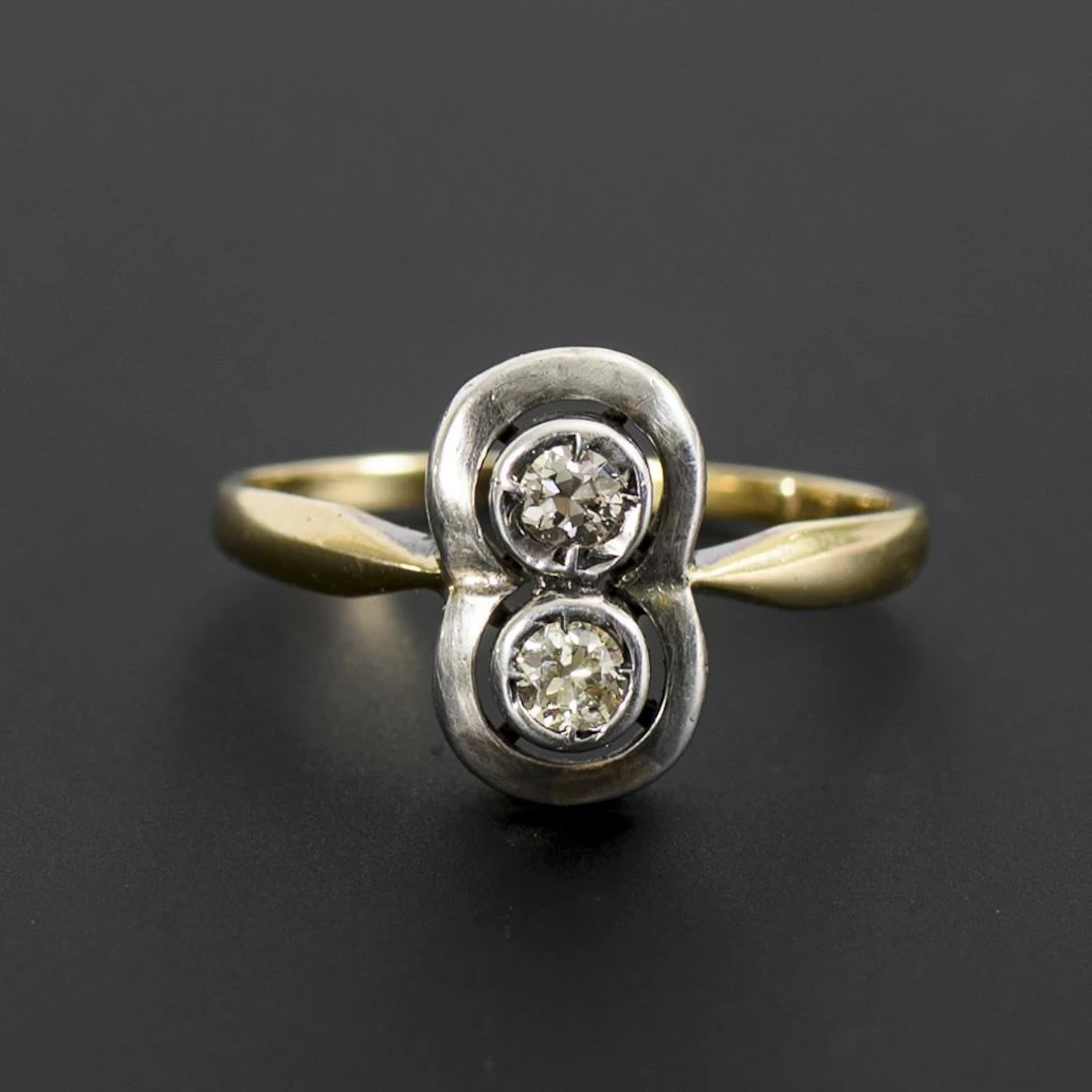 Art Deco ring with 2 old-cut diamonds.