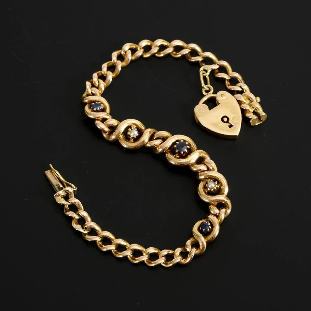 Bracelet from around 1900 with a heart pendant.