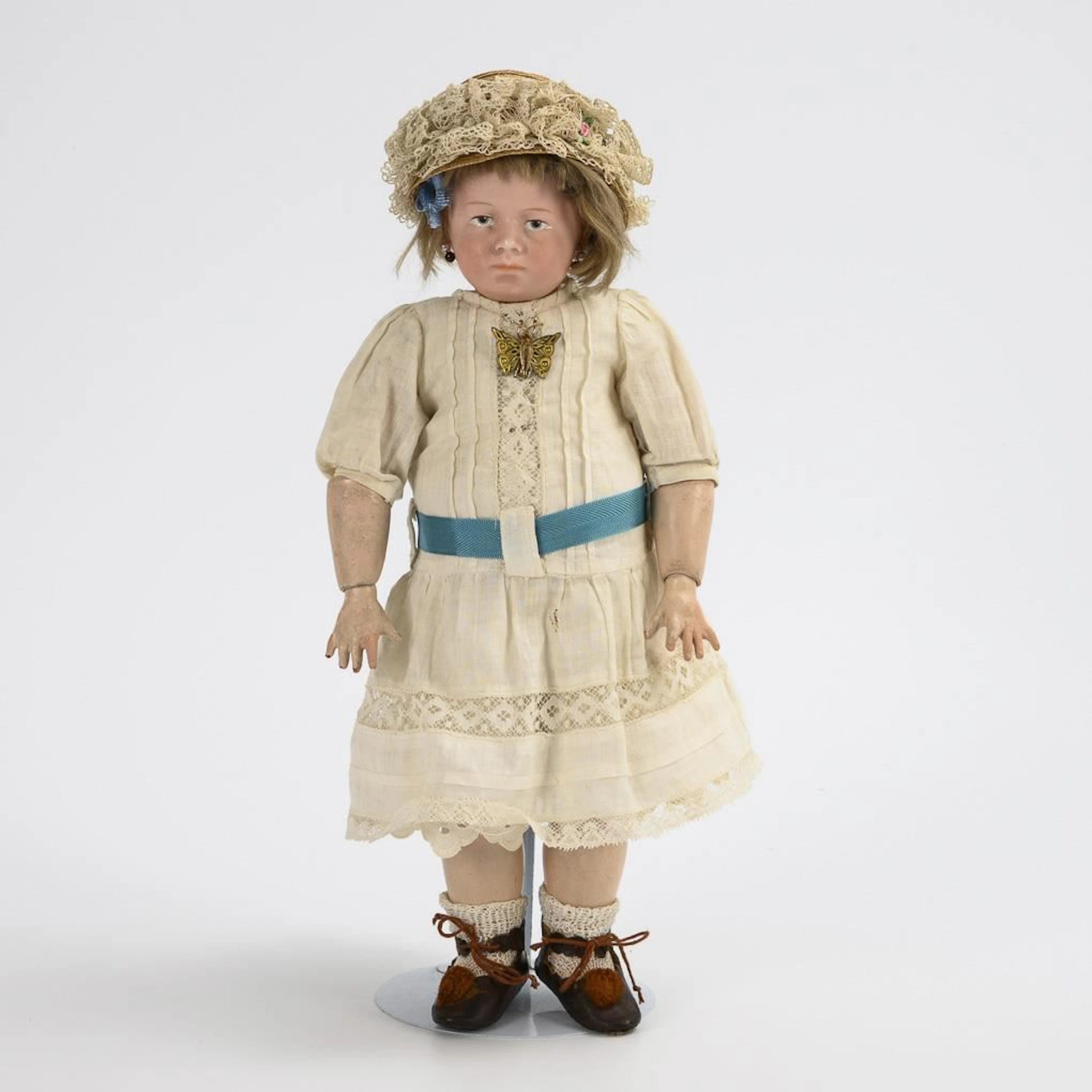 Rare blonde character doll with closed mouth. Cuno & Otto Dressel.