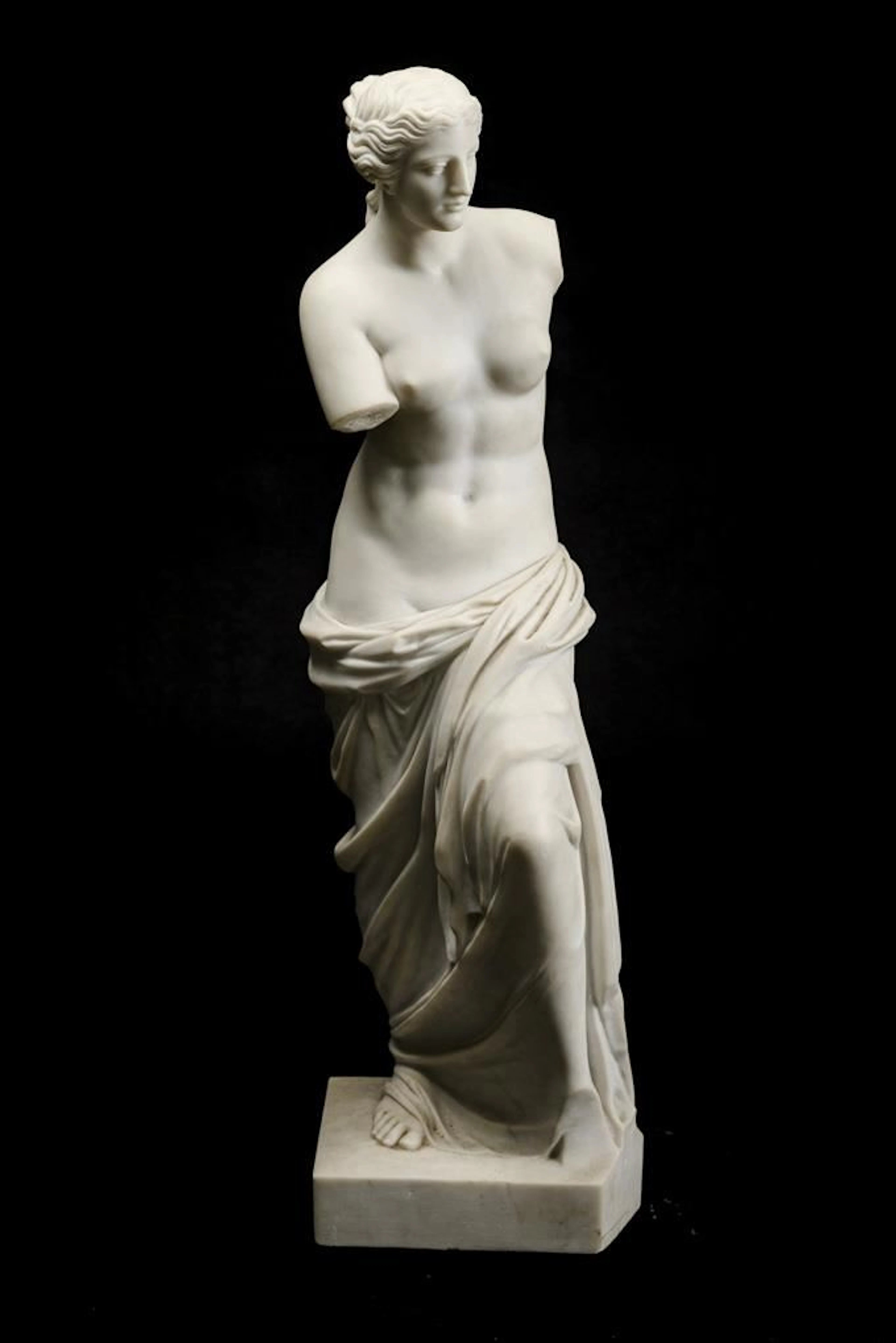 Large marble statue of the Venus de Milo