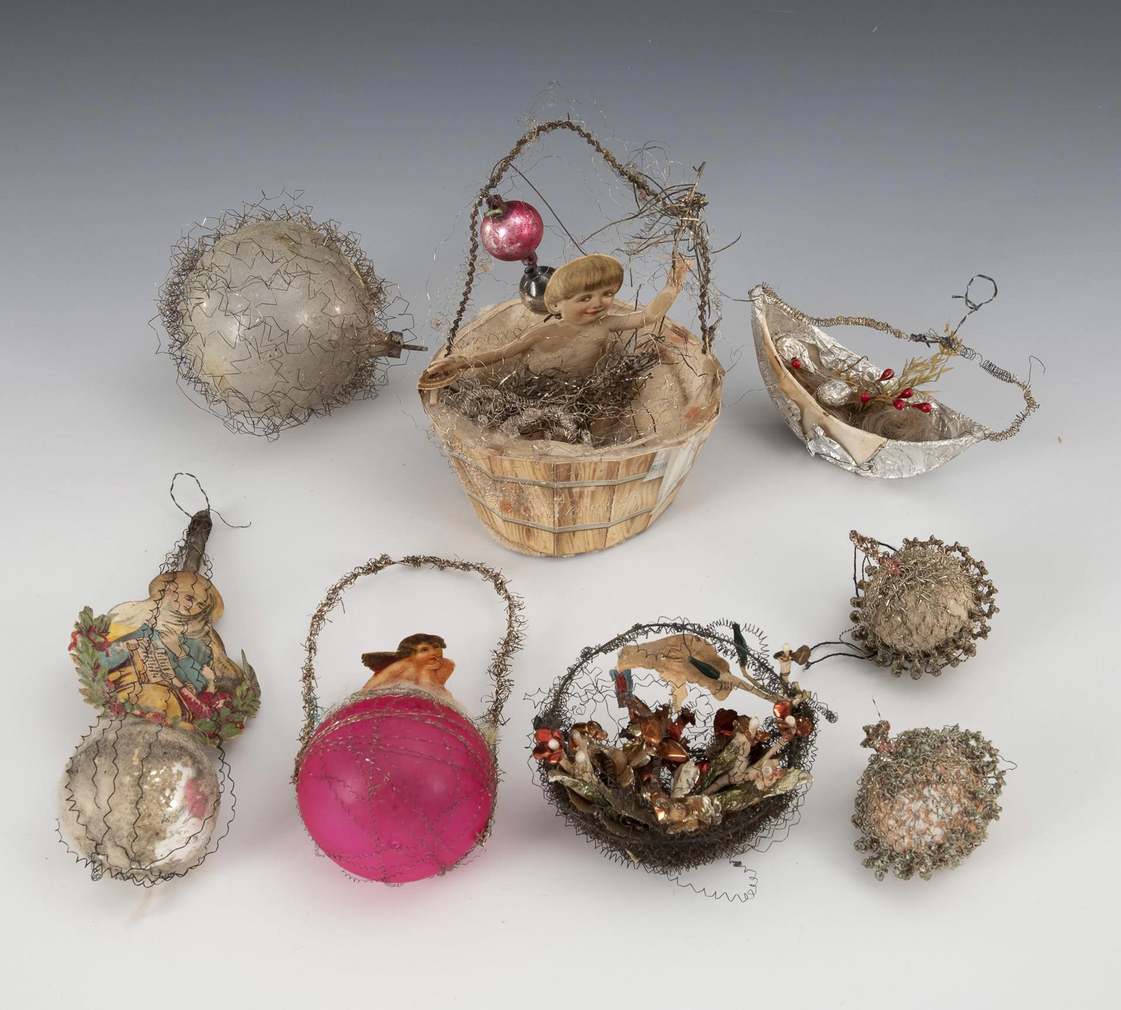 8 pieces of Christmas tree decorations with leonic wires, including