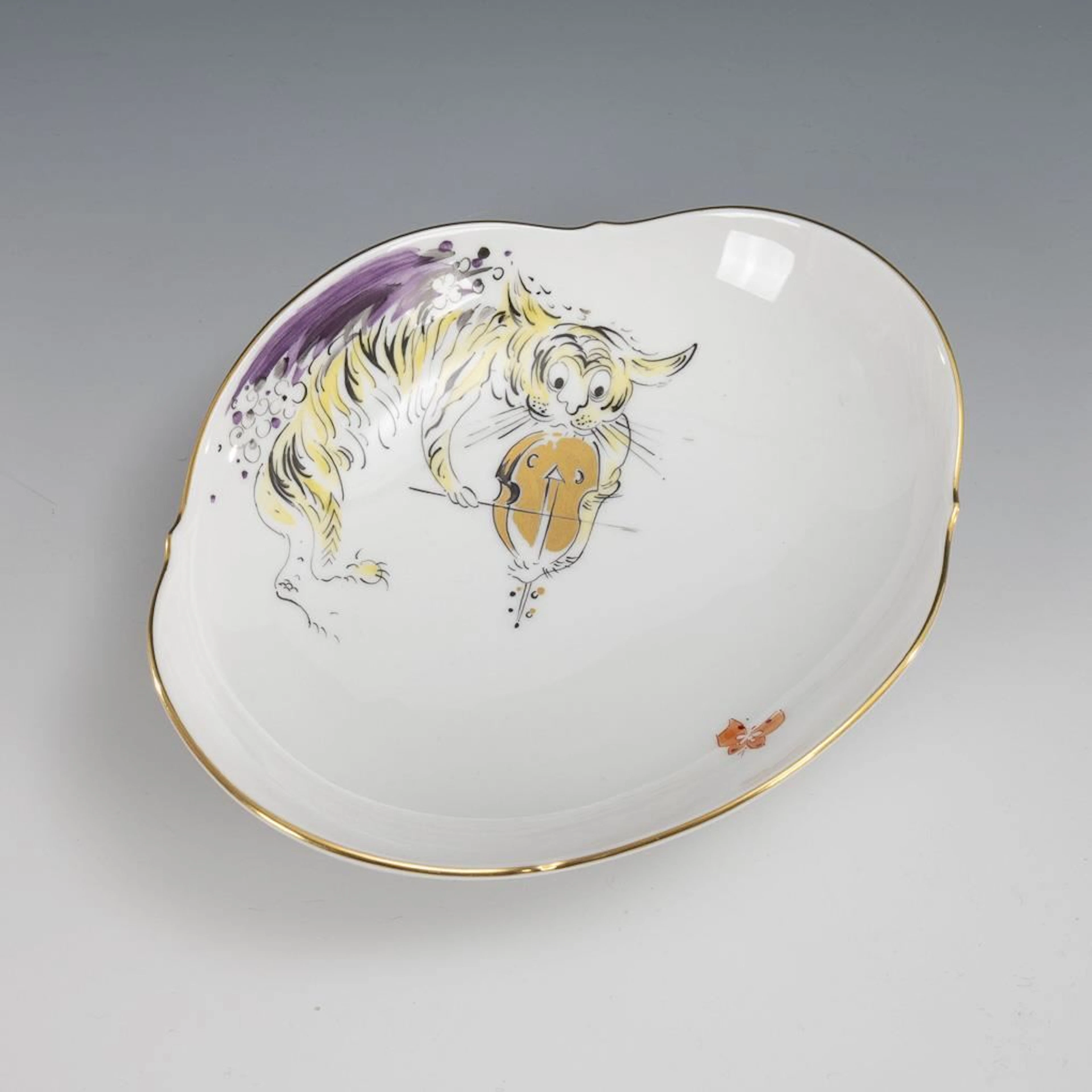 Oval Bowl "Tiger with Violin". Meissen.