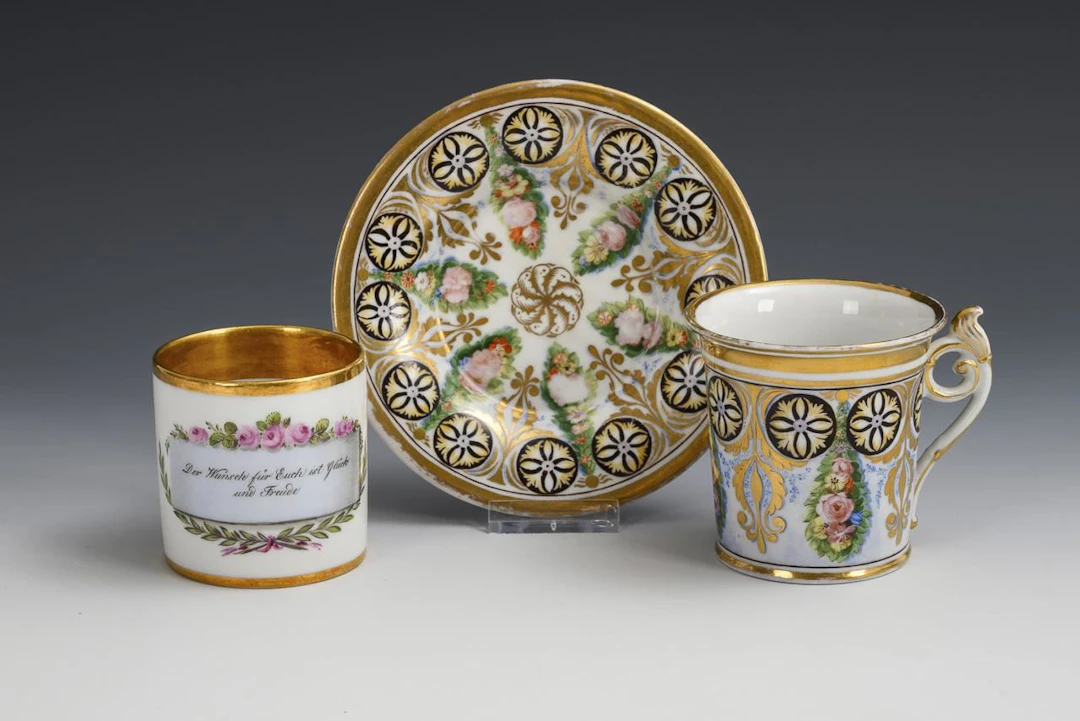 2 display cups.
