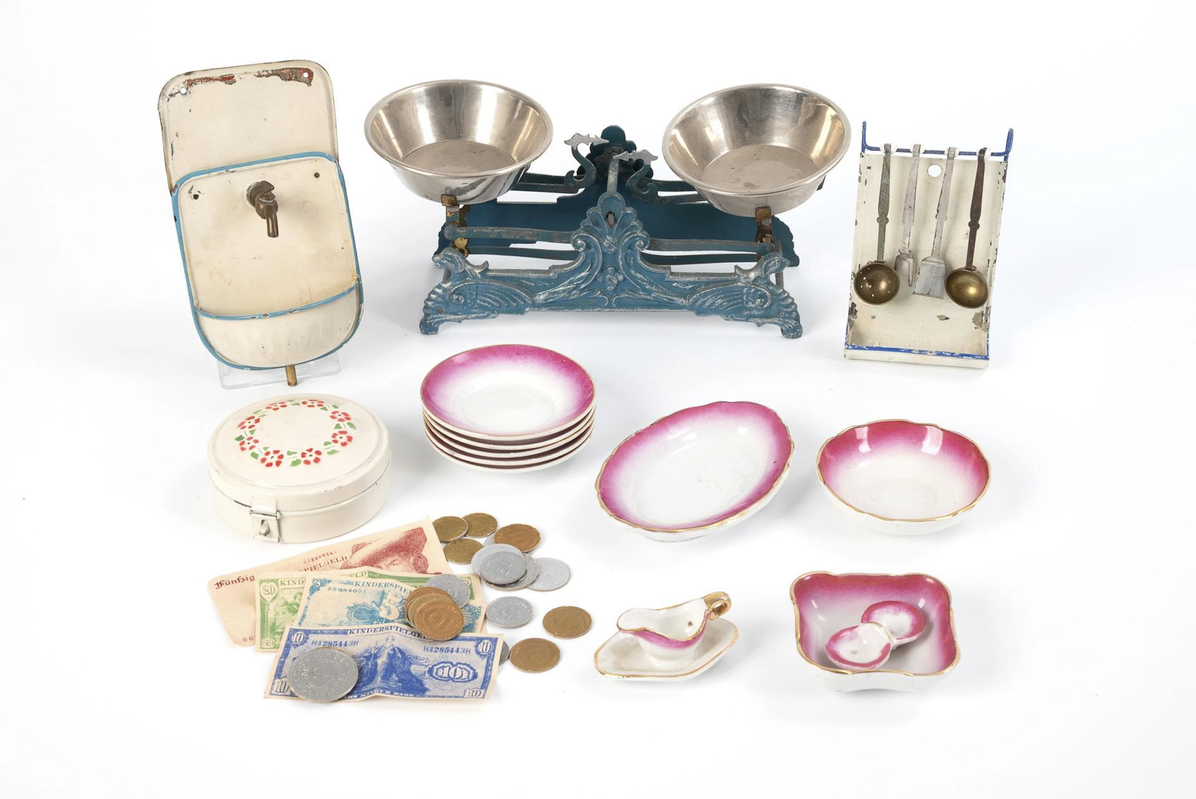 Doll kitchen accessories with Märklin scales.
