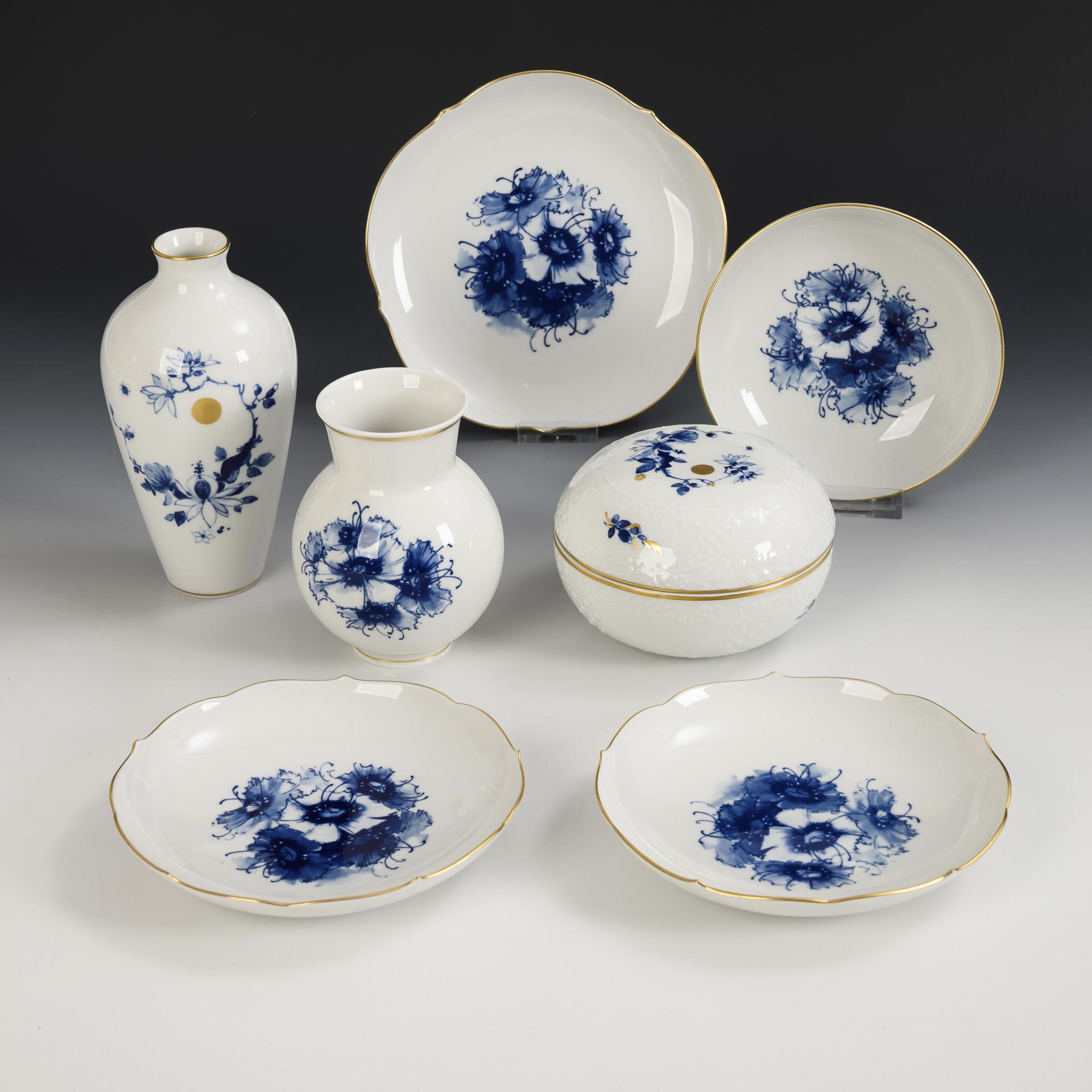 7 porcelains with blue painting.