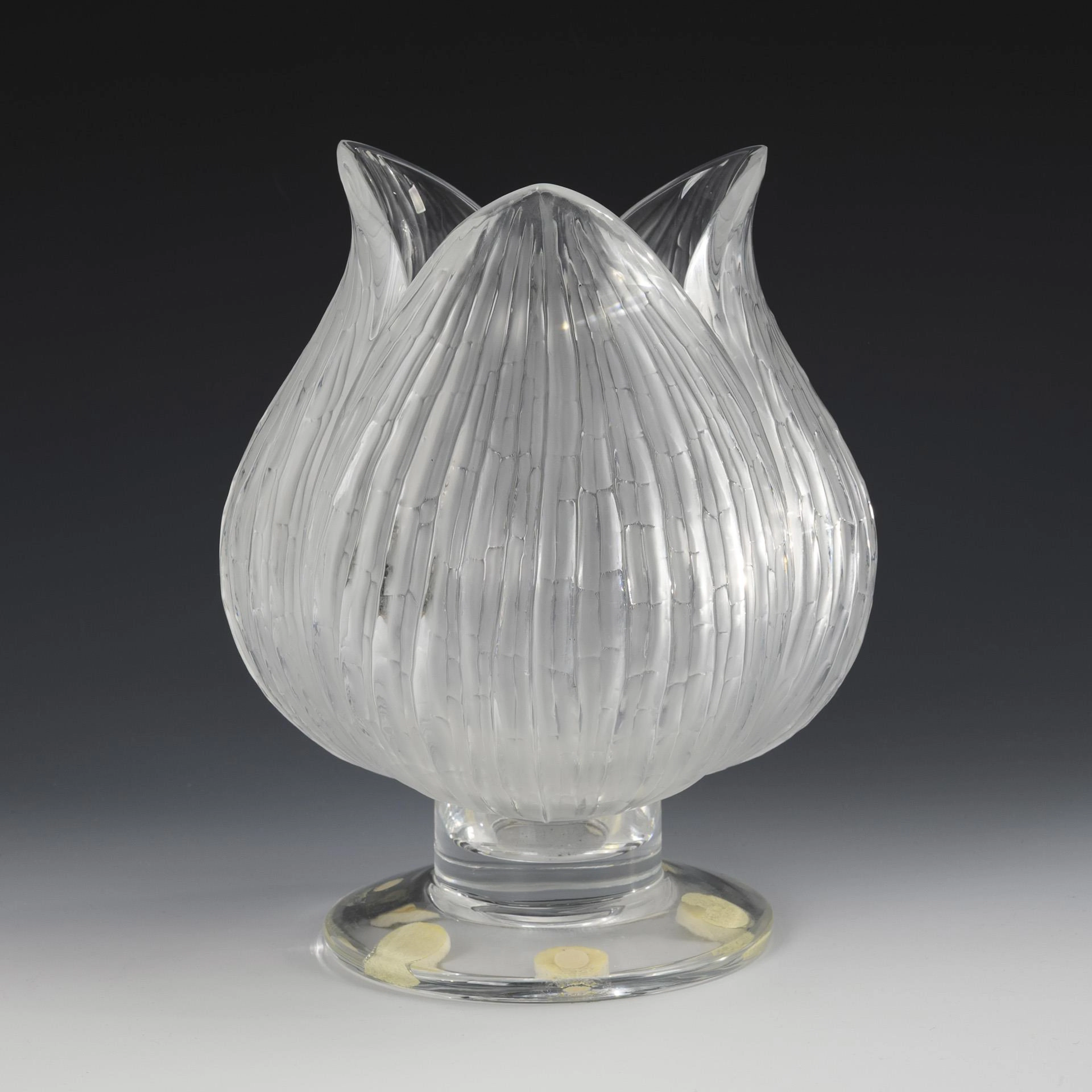 Vase in flower shape. Lalique.