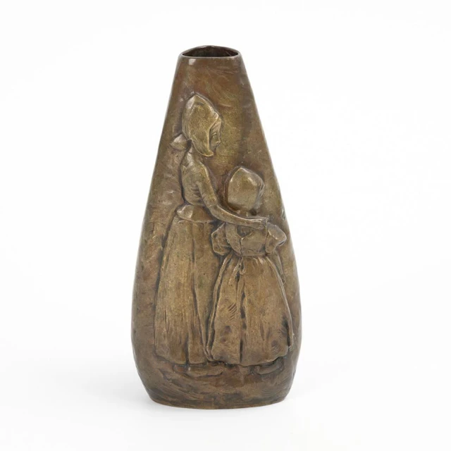 Bronze vase with a Dutch motif.