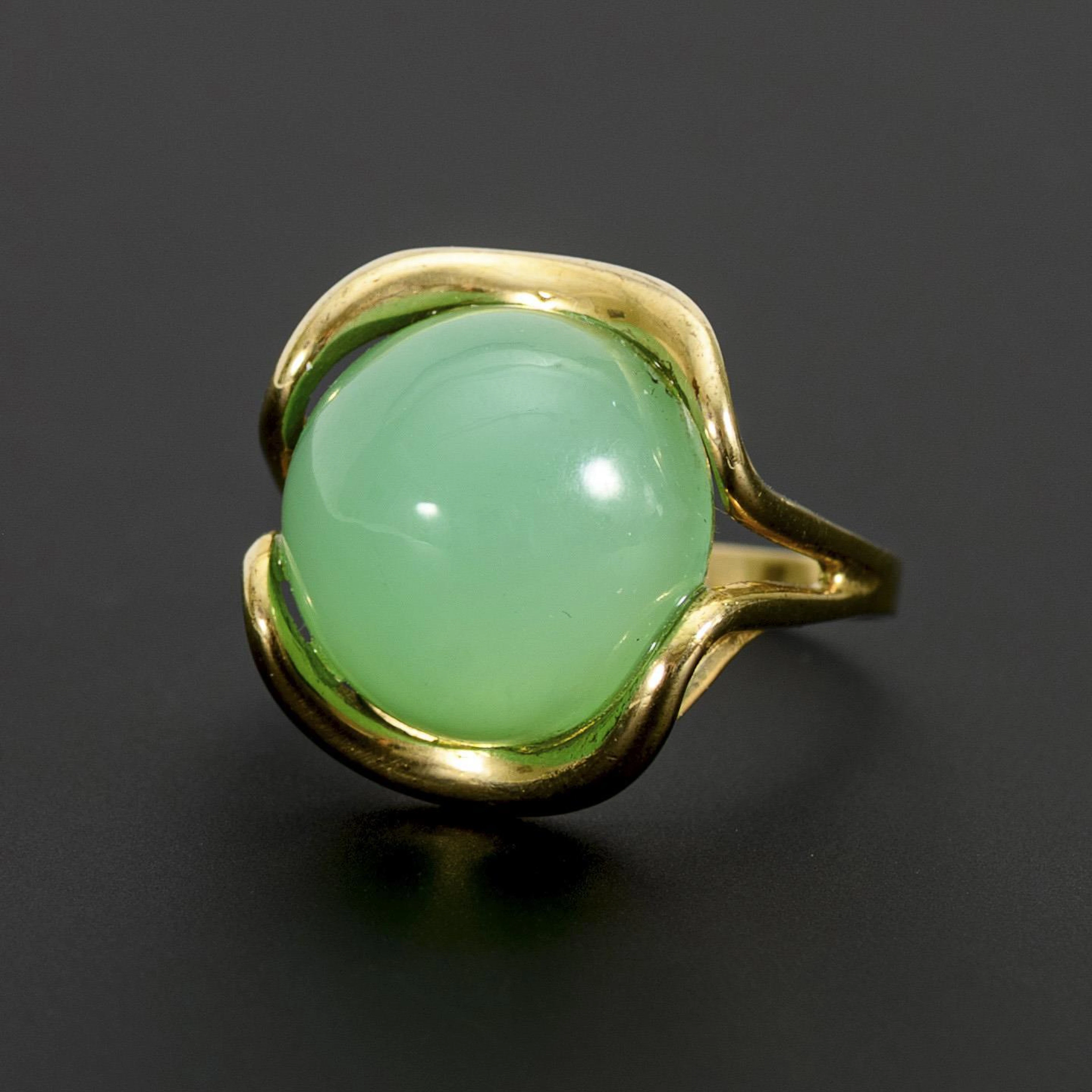Ring with chrysoprase cabochon.