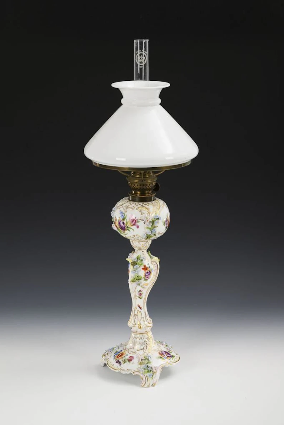 Kerosene lamp with floral design. Thieme.