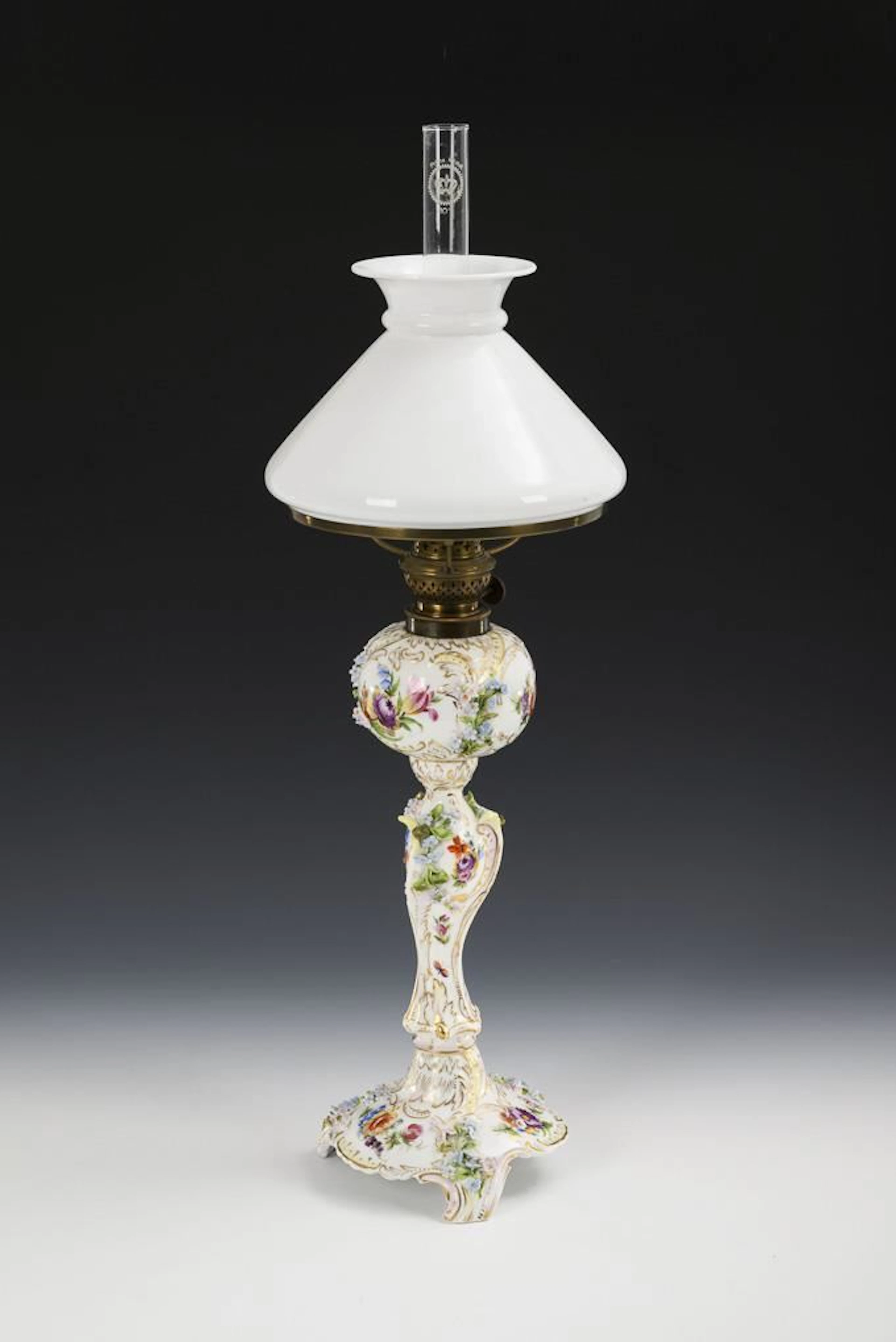 Kerosene lamp with floral design. Thieme.