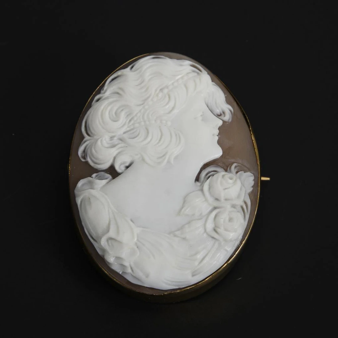Brooch with shell cameo.