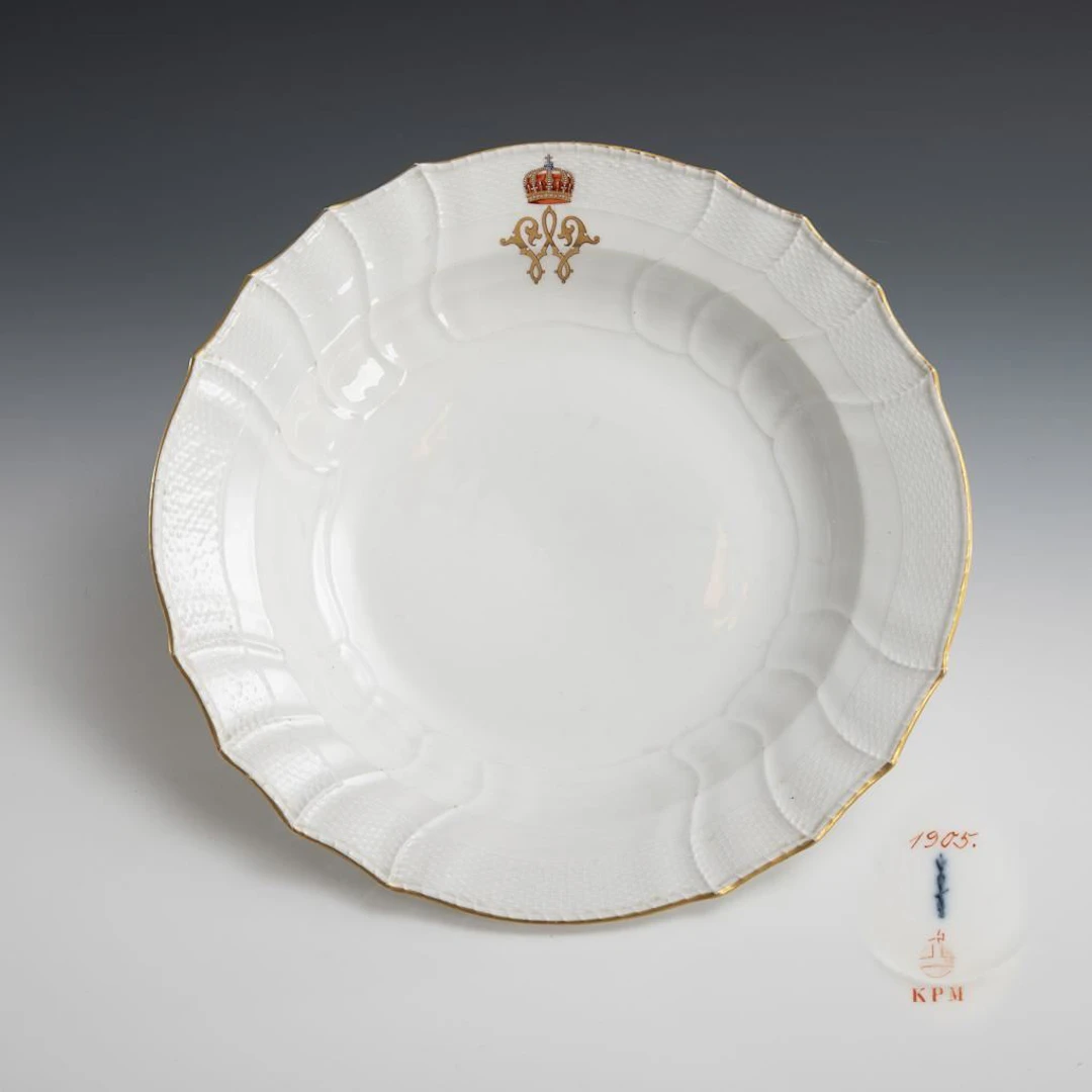 Vegetable plate from a set commissioned by Kaiser Wilhelm II.. KPM Berlin.
