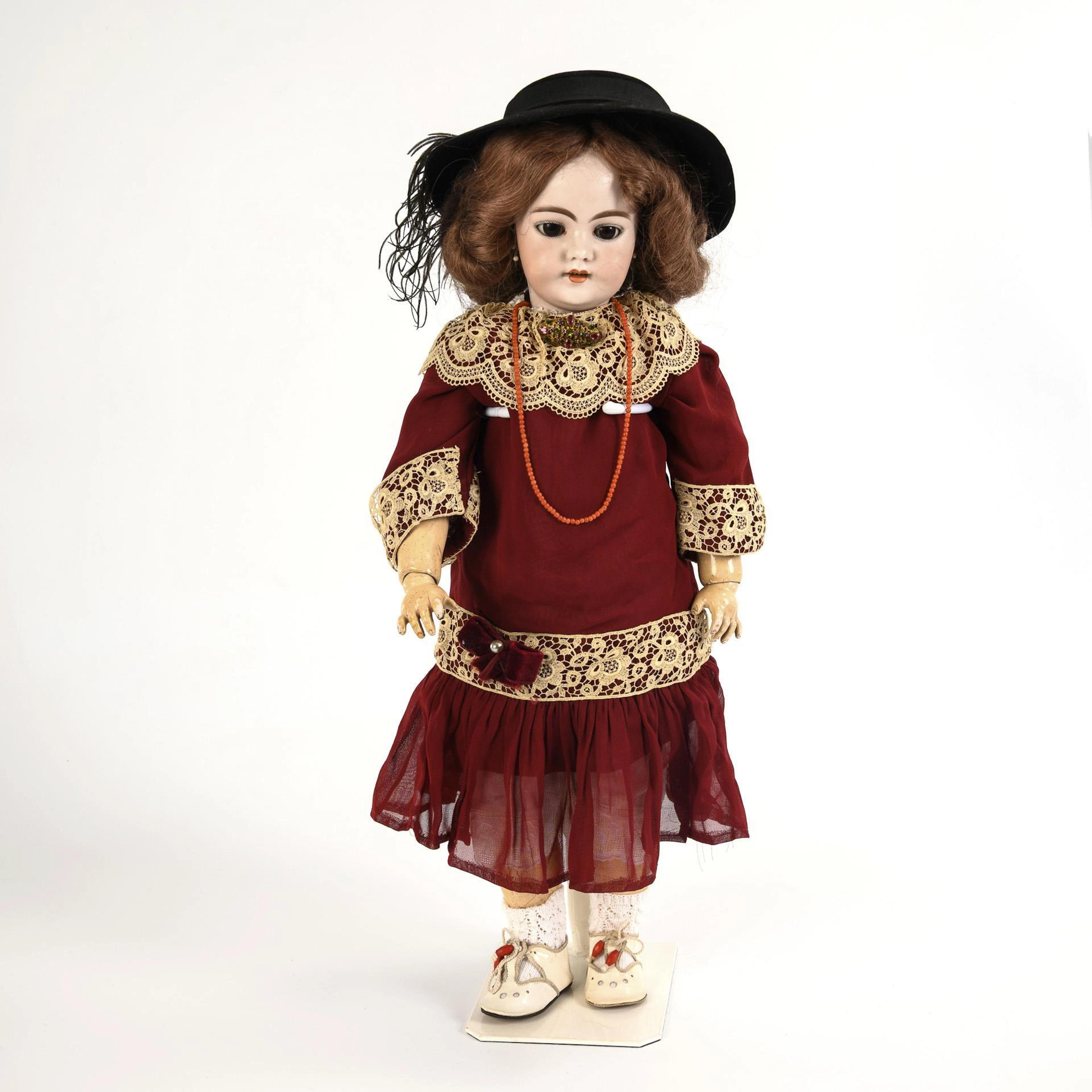 Doll lady with black velvet hat. Simon & Halbig.