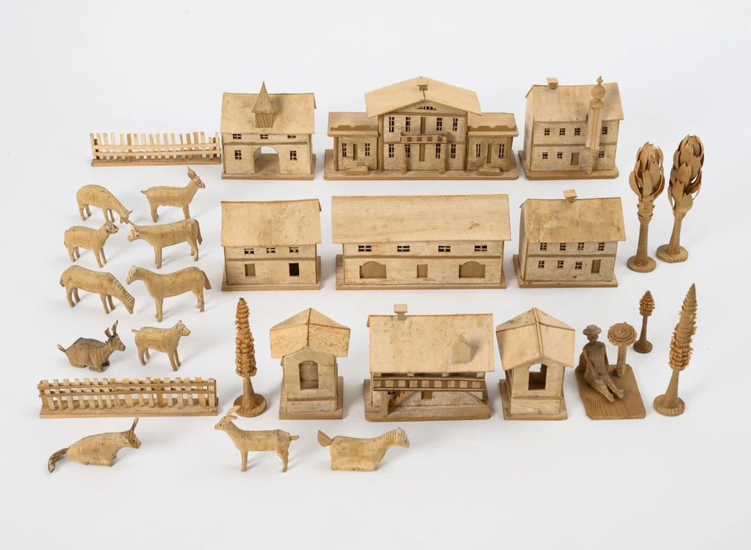 A rare farmstead with animals, in a wooden box. Ezgebirge.