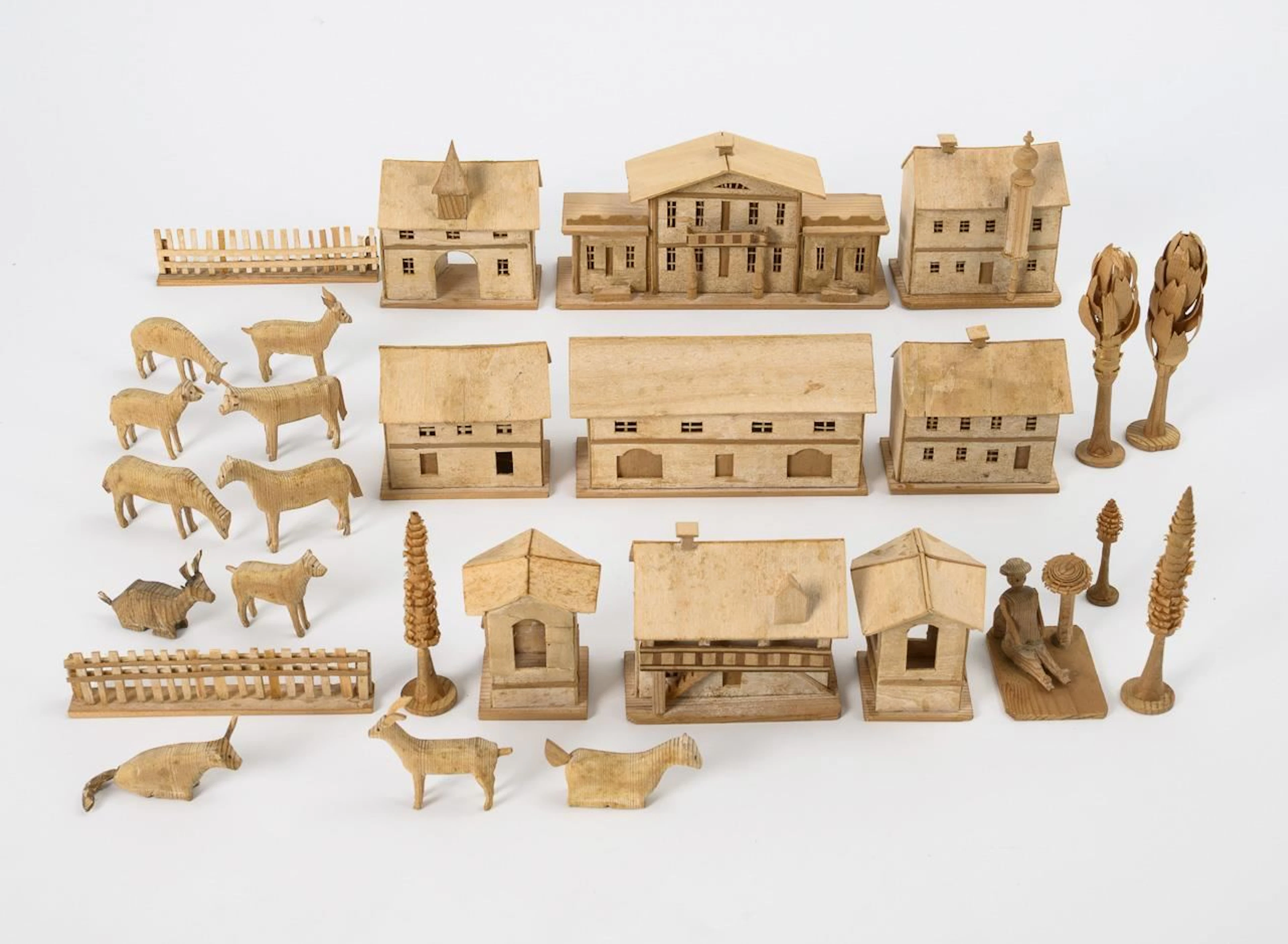 A rare farmstead with animals, in a wooden box. Ezgebirge.