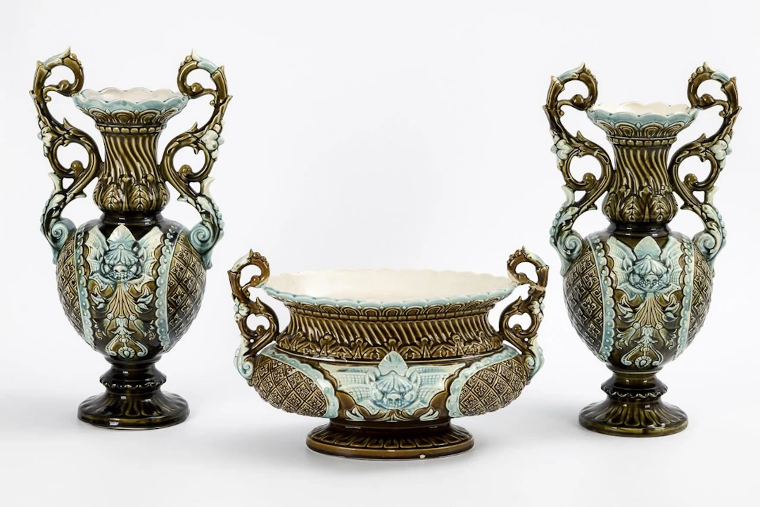 Historicist jardinières and 2 vases. Gustave de Bruyn, Faienceries