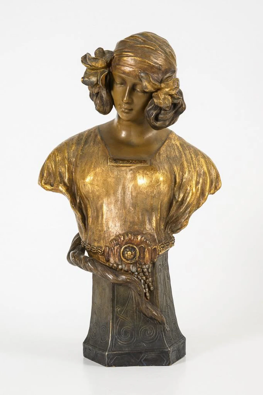 Art Nouveau bust "Salomé". Vienna-based manufacturer Friedrich Goldscheider.