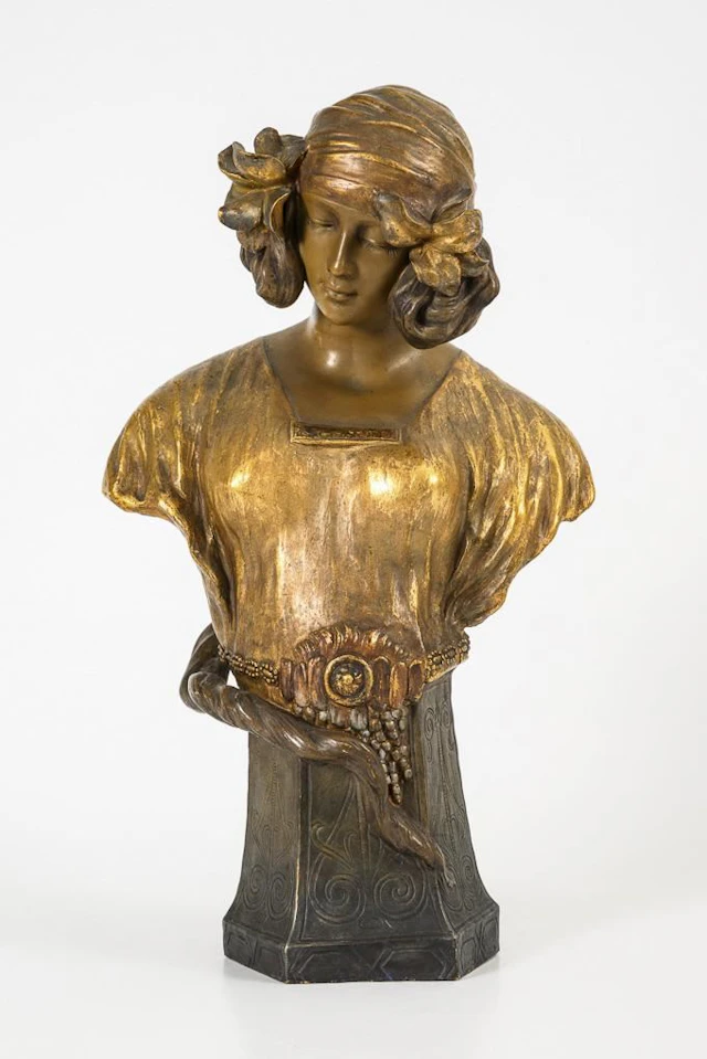 Art Nouveau bust "Salomé". Vienna-based manufacturer Friedrich Goldscheider.