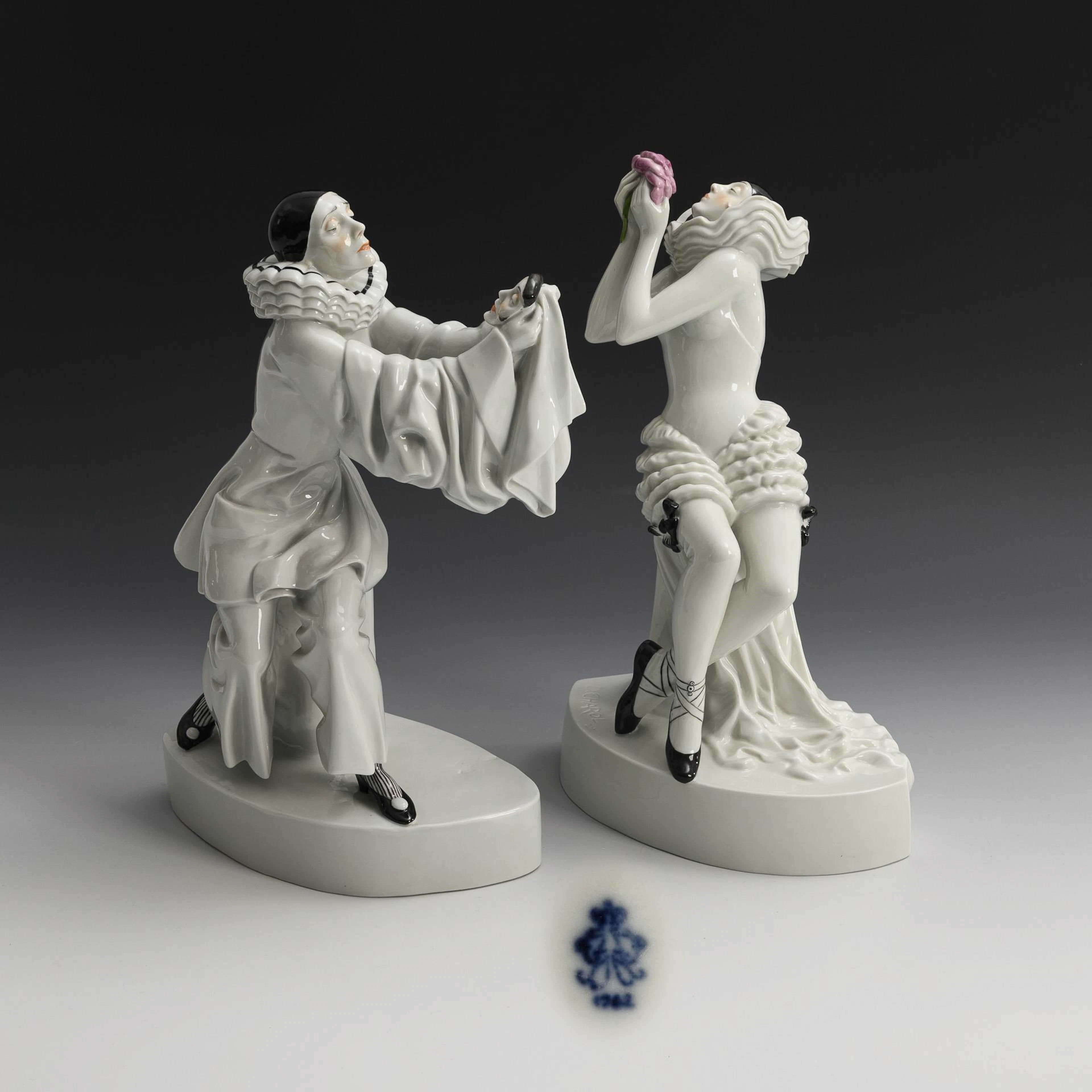 Bajazzo with mask and Columbine with rose. Aelteste Volkstedter. Aelteste