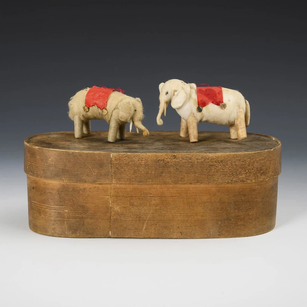 2 rare cotton-wool elephants as Christmas tree ornaments, in a chipboard box.