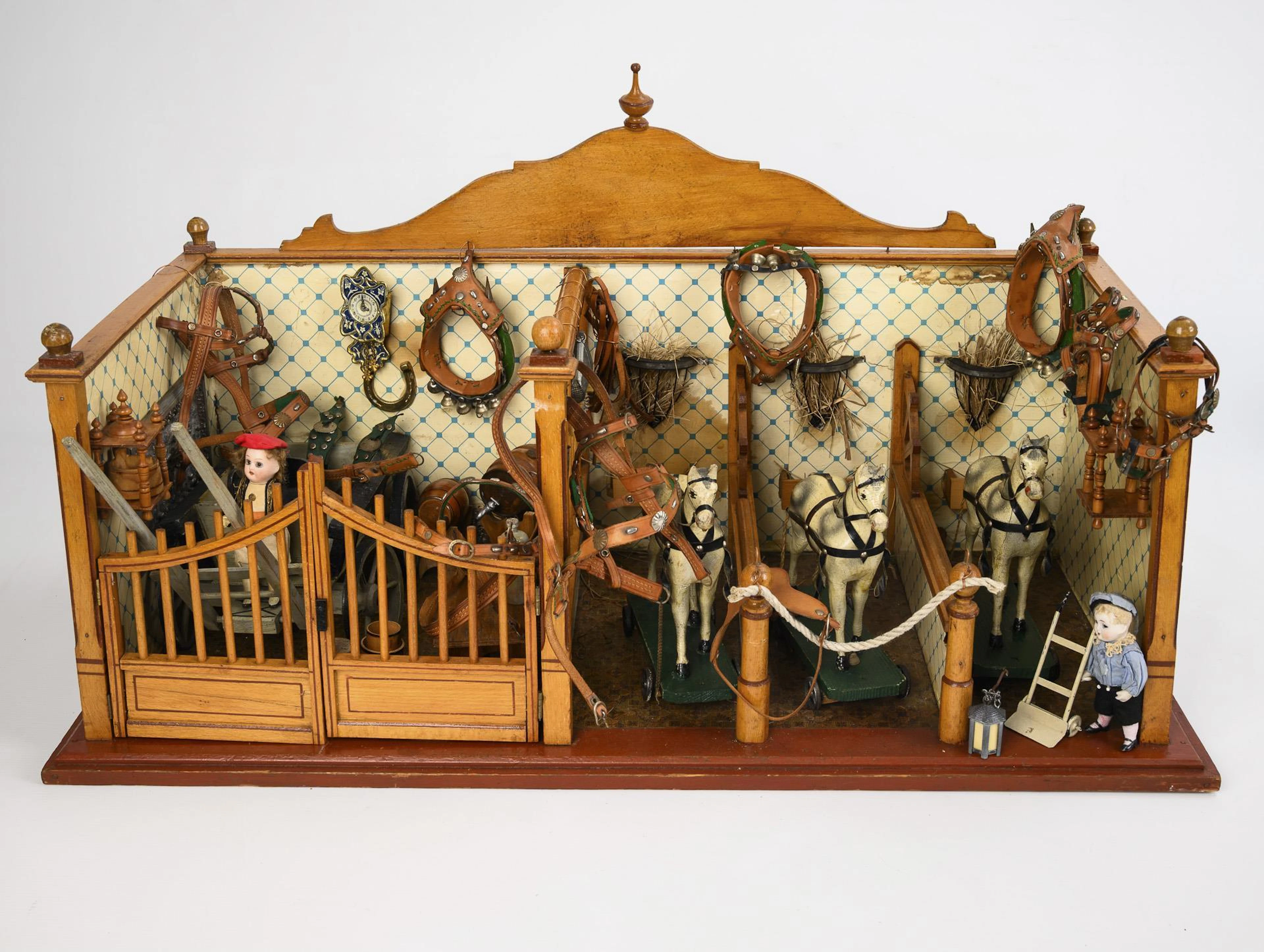 Horse stable with wagon, 3 horses and lots of accessories.