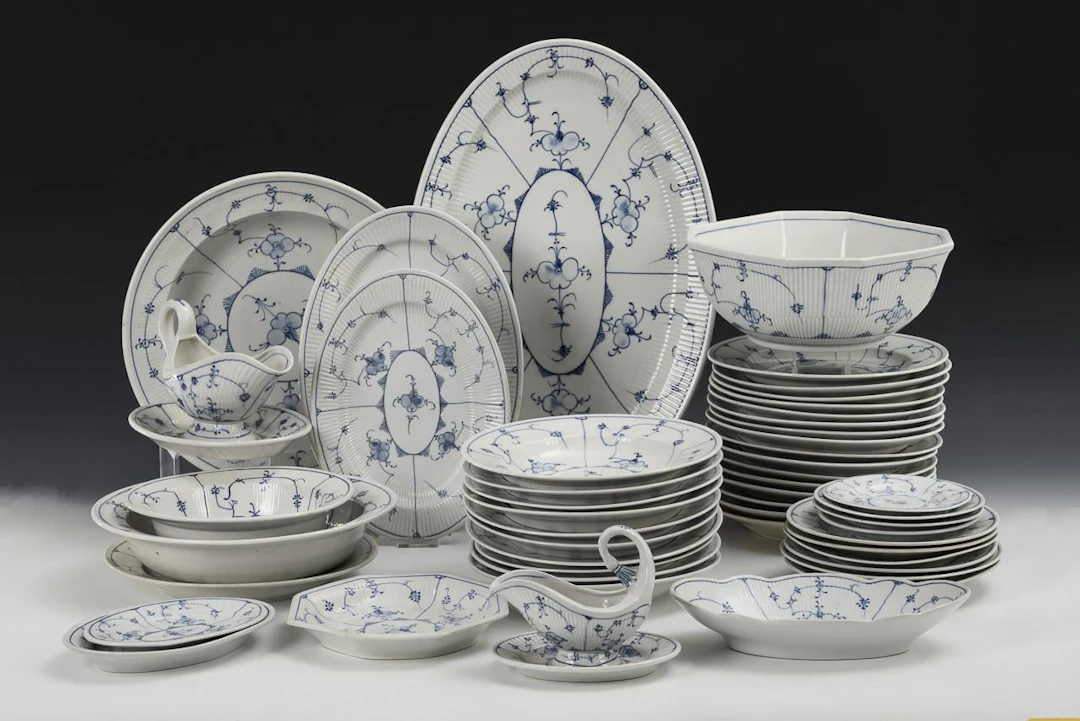 Extensive dinner service with strawflower decoration. Rauenstein.