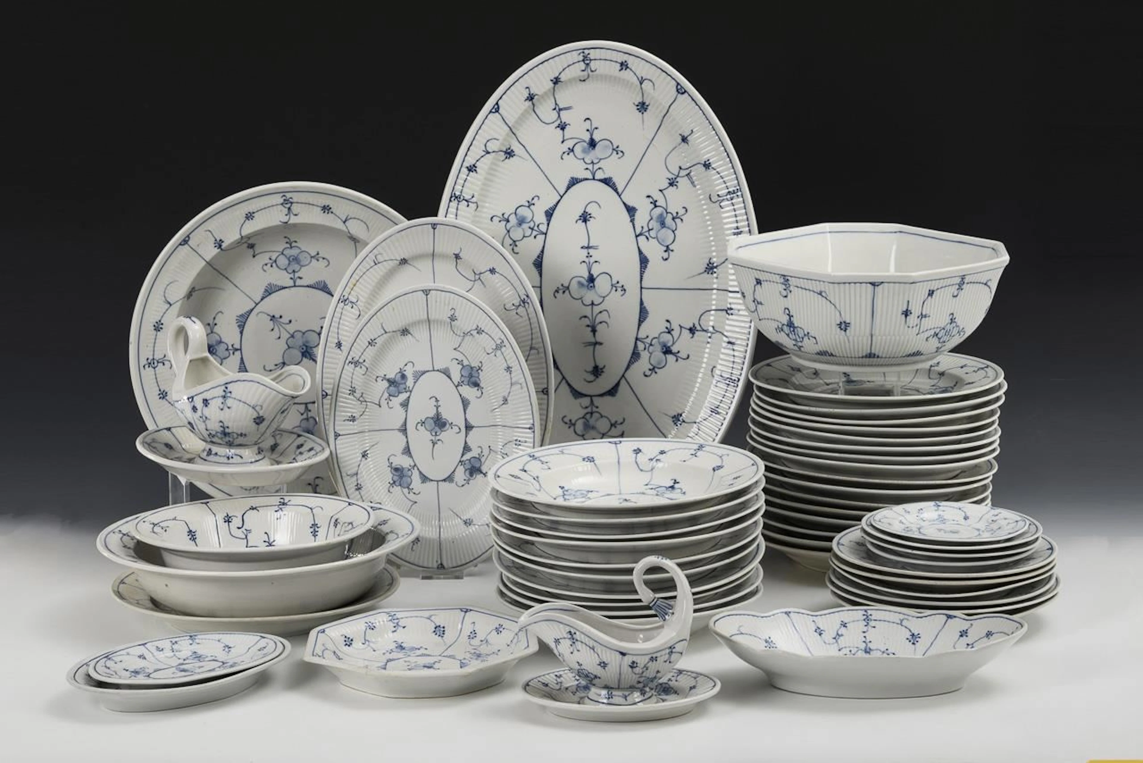 Extensive dinner service with strawflower decoration. Rauenstein.