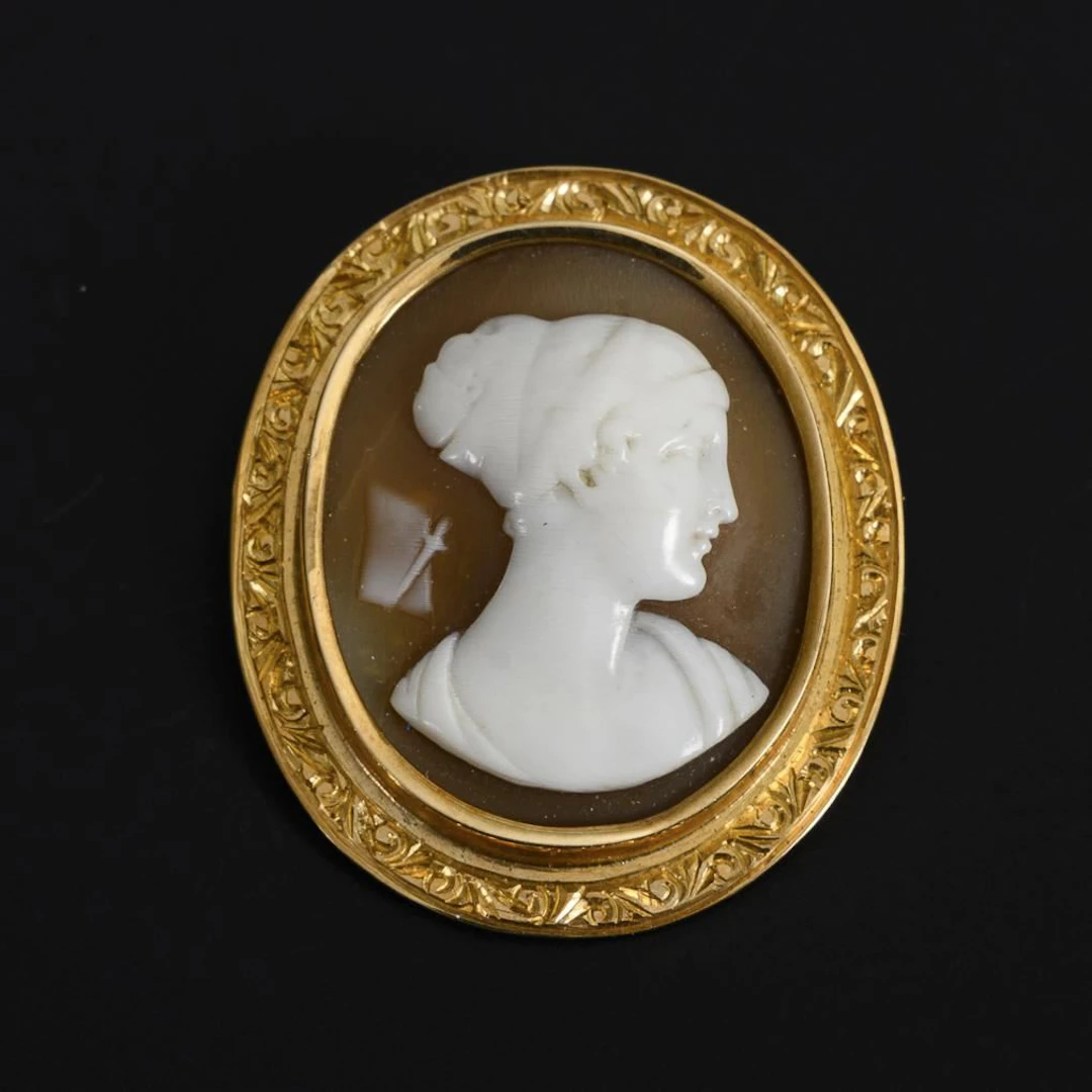 Brooch with a shell cameo.