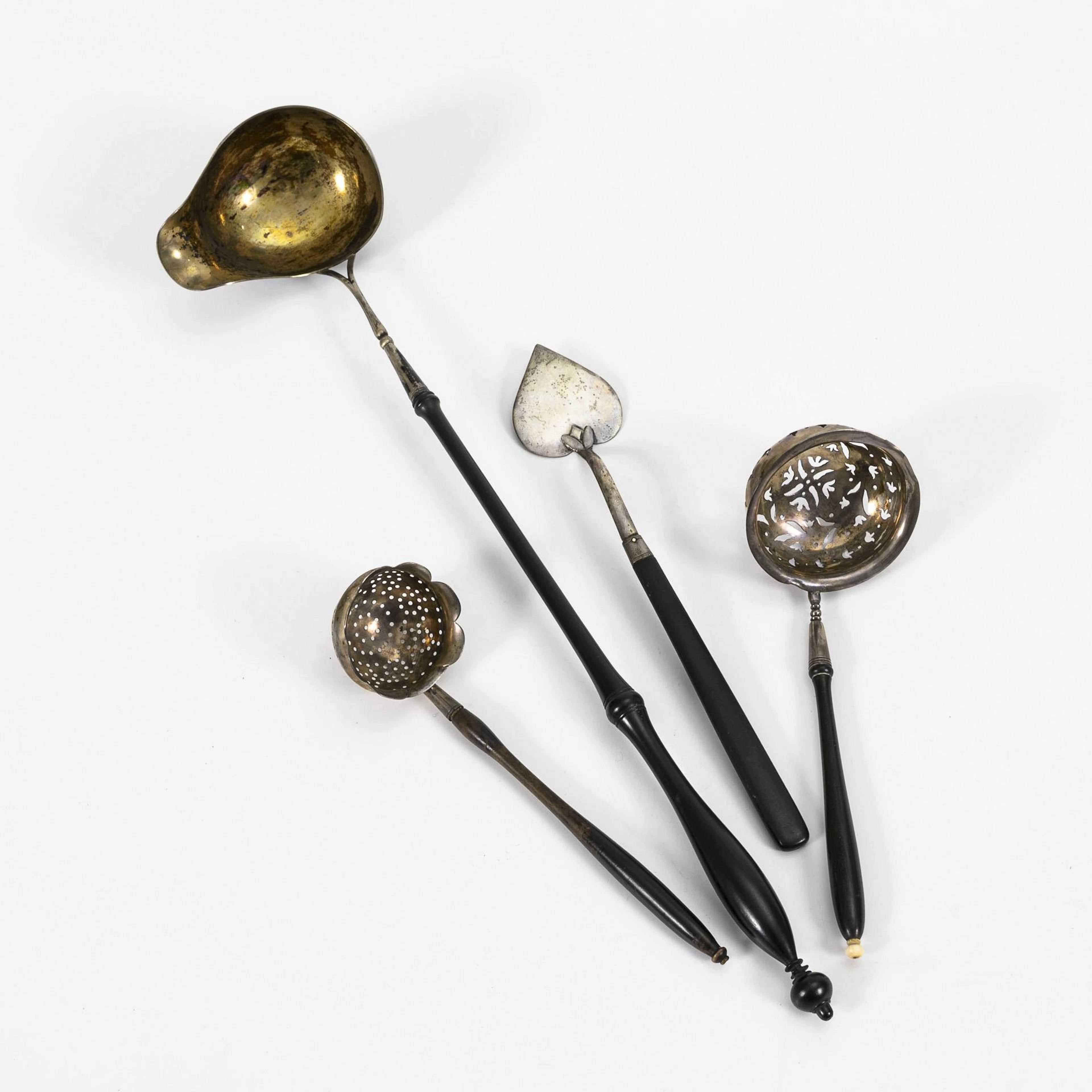 4 Biedermeier serving pieces with wooden handles.