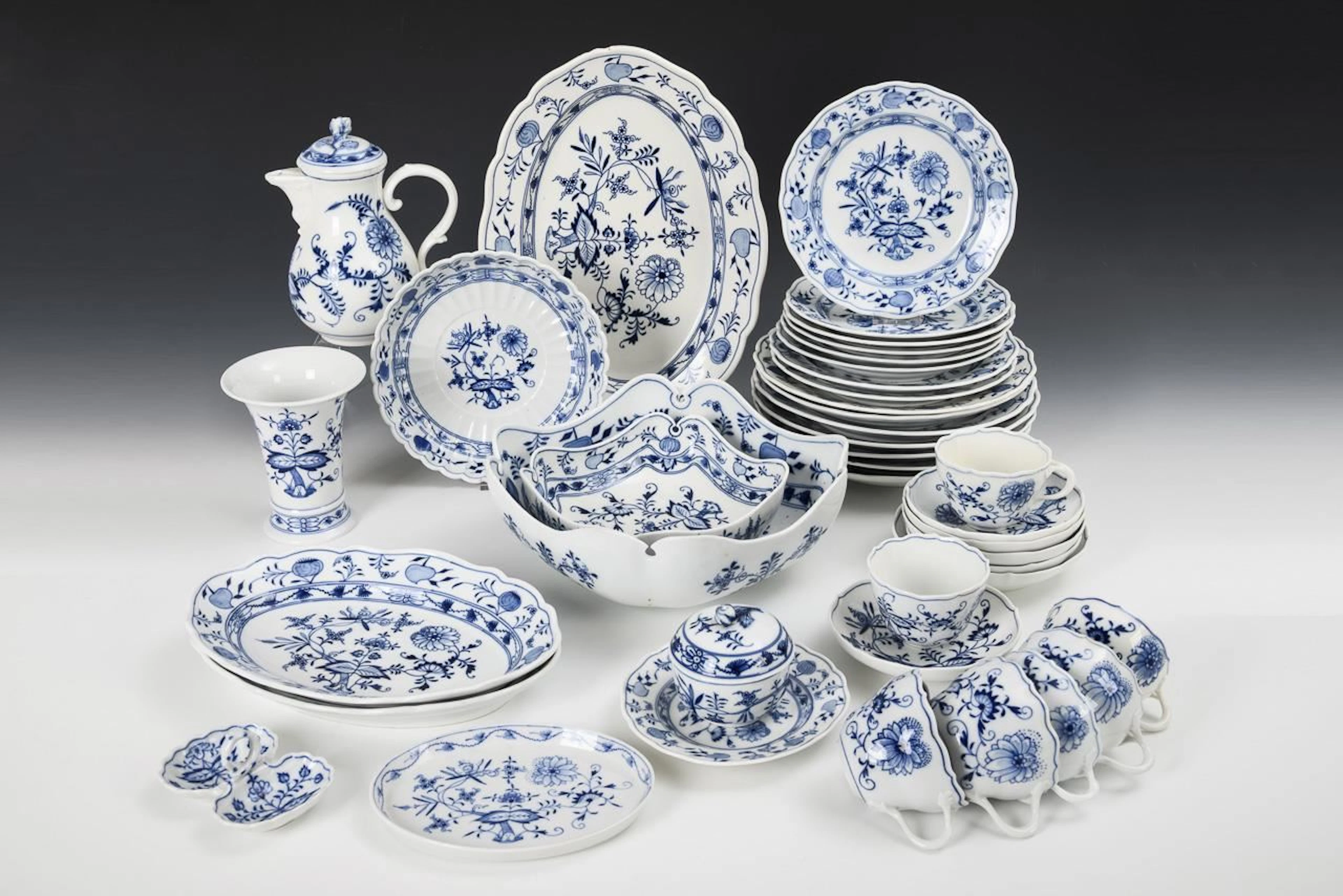 40 pieces of an onion-pattern dinner and coffee service. Meissen.