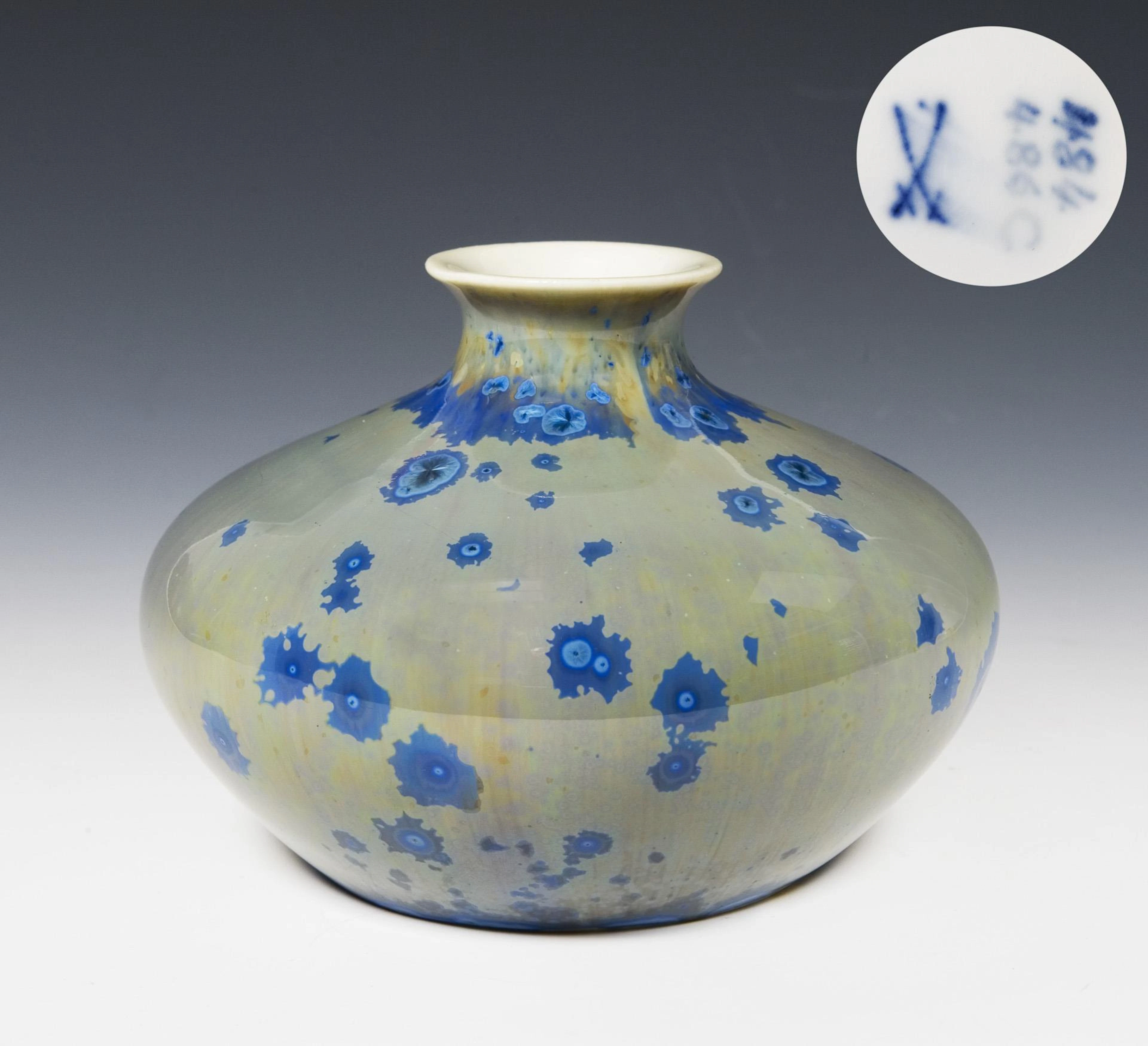 Small spherical belly vase. Meissen.
