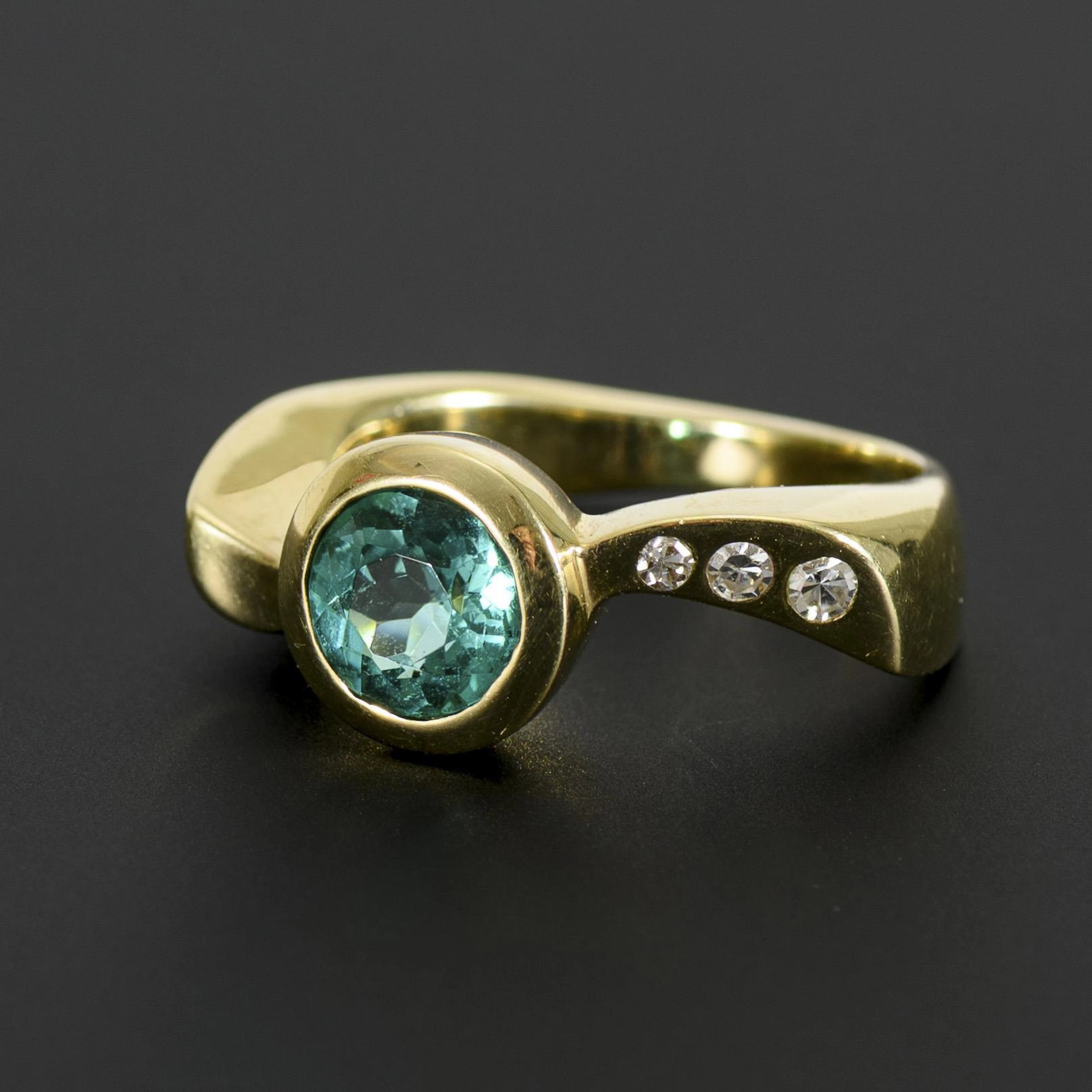 Ring with tourmaline of the Paraíba color variety.