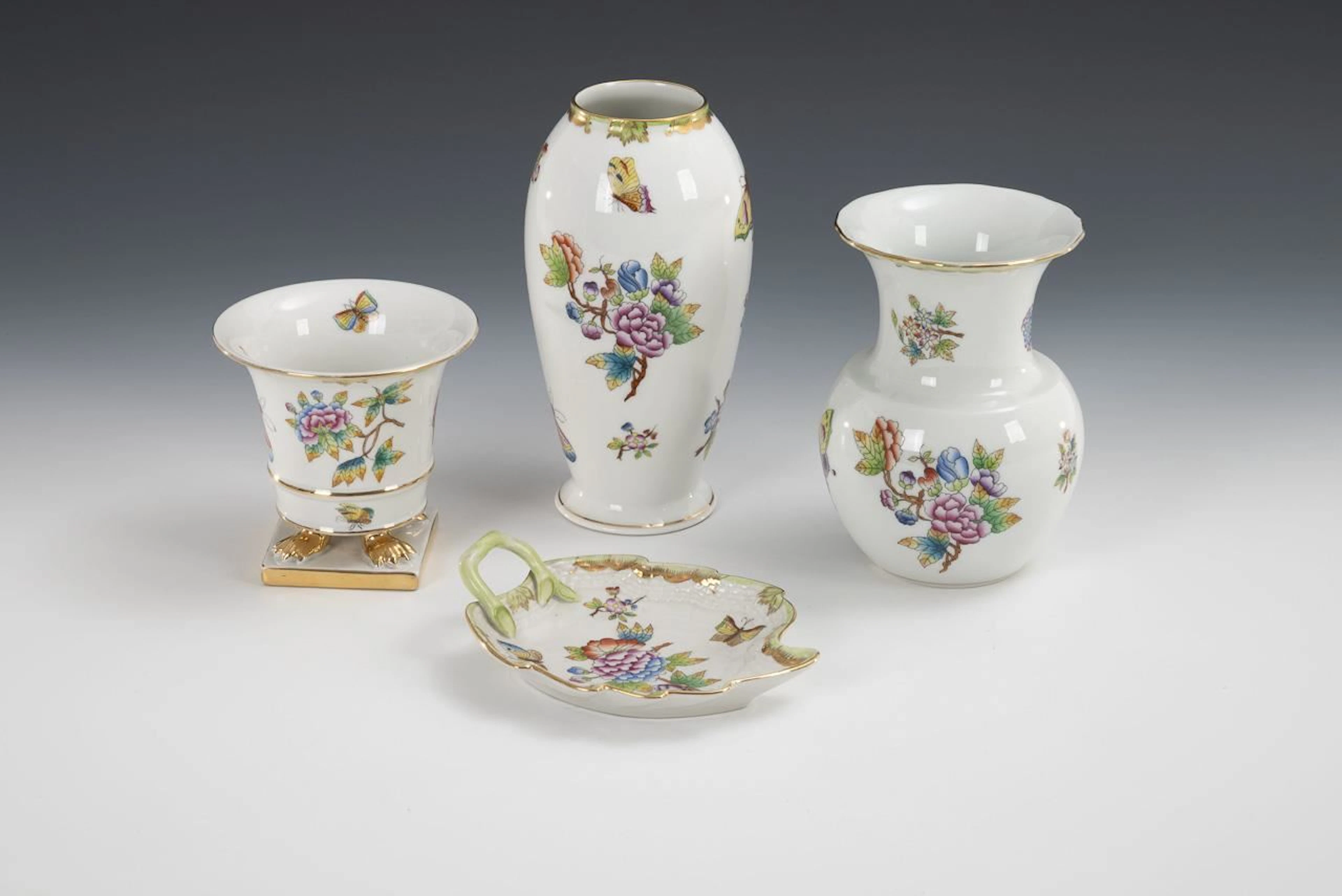 3 vases and 1 leaf-shaped bowl "Victoria". Herend.