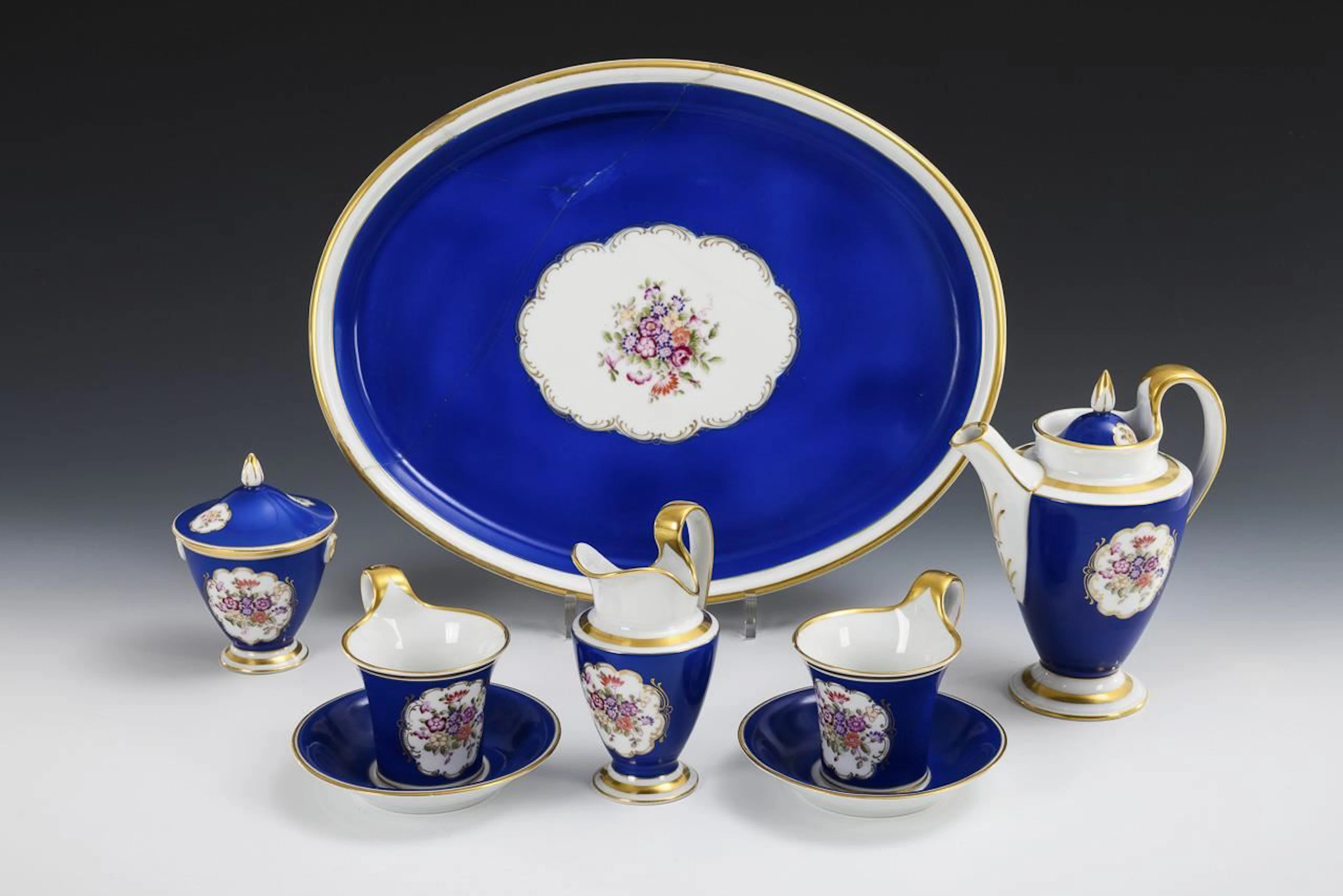 Dejeneur with royal blue background and floral design. Fürstenberg.