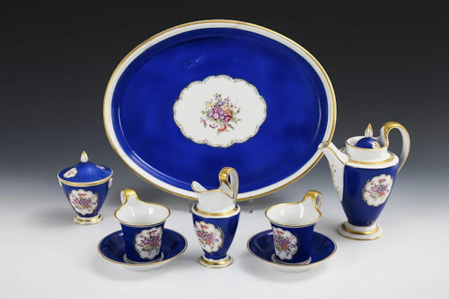 Dejeneur with royal blue background and floral design. Fürstenberg.