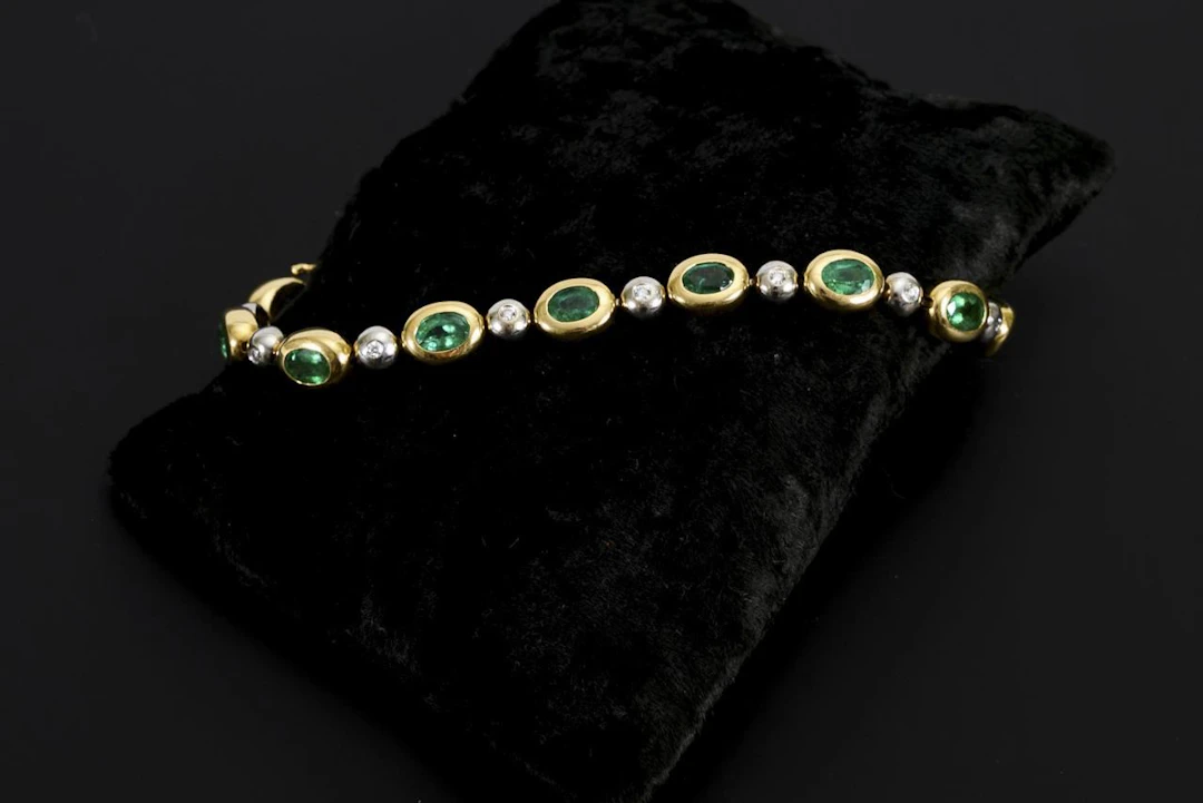 High-quality emerald bracelet.