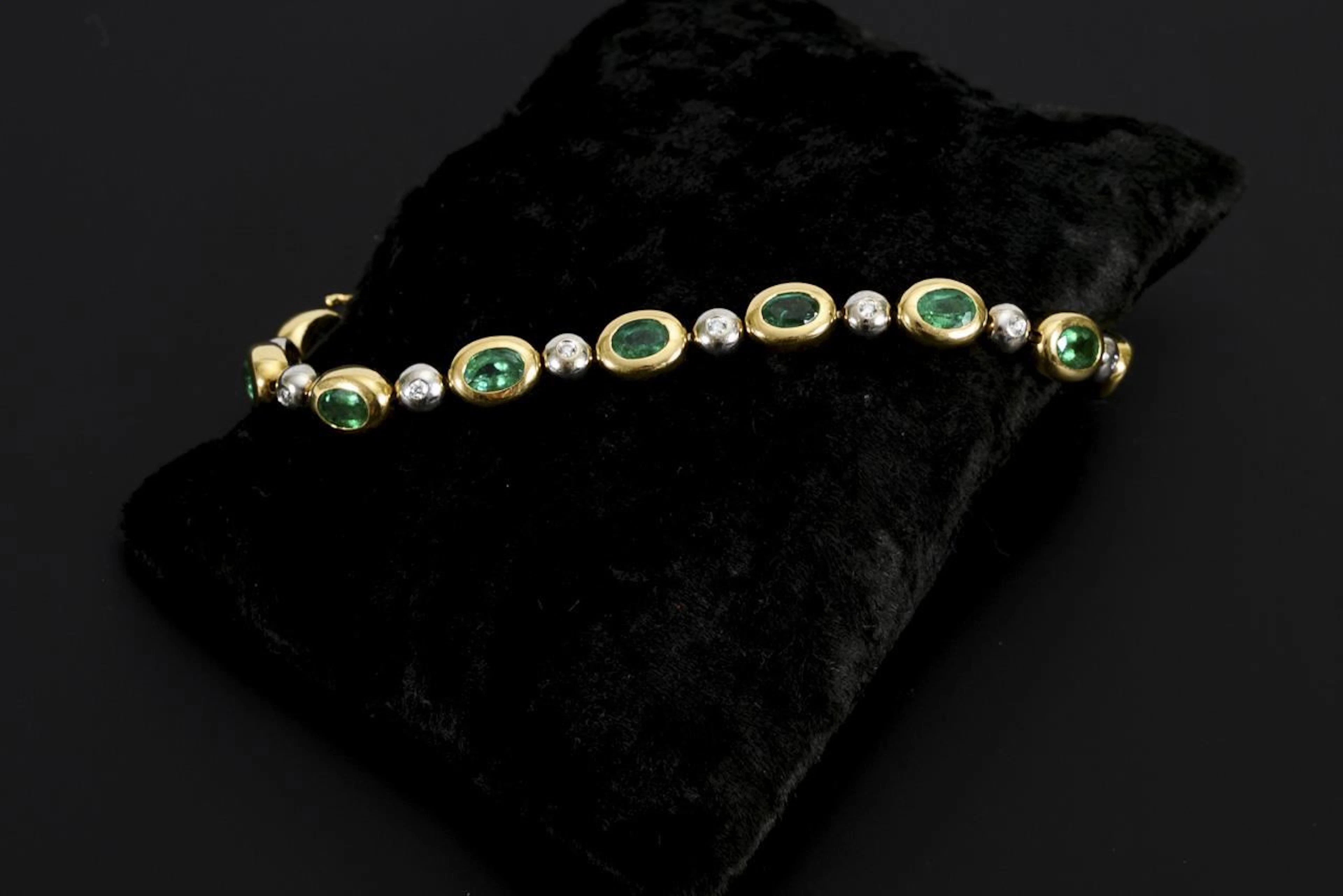 High-quality emerald bracelet.