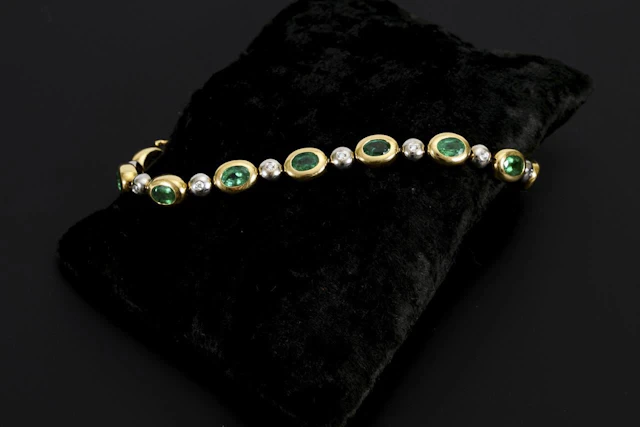 High-quality emerald bracelet.