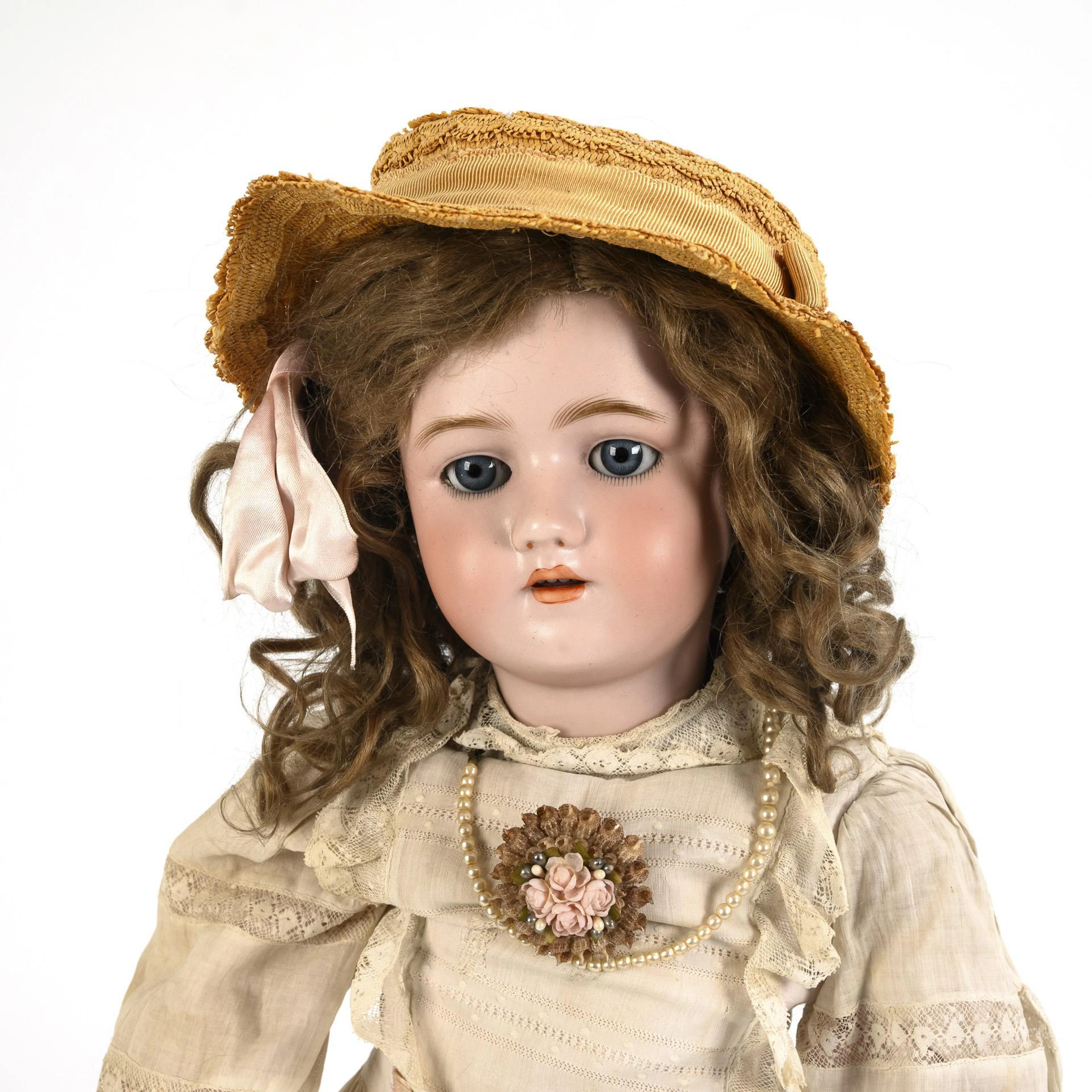 Blonde porcelain head doll. Heinrich Handwerck.