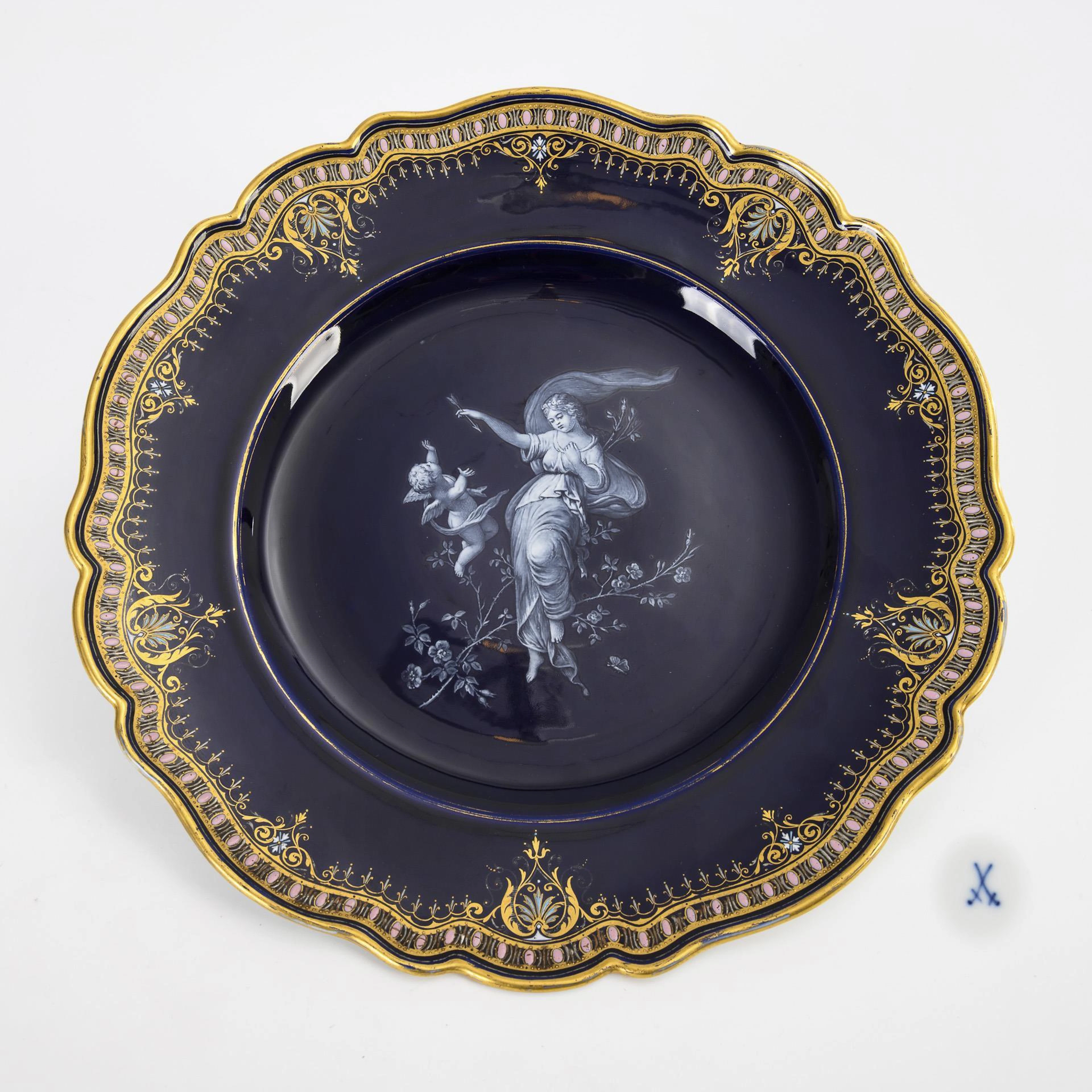 Rare plate with pâte-sur-pâte painting. Meissen.