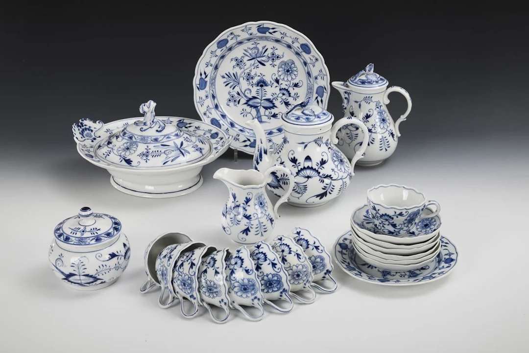 22-piece set of onion-pattern tableware. Hüttensteinach.