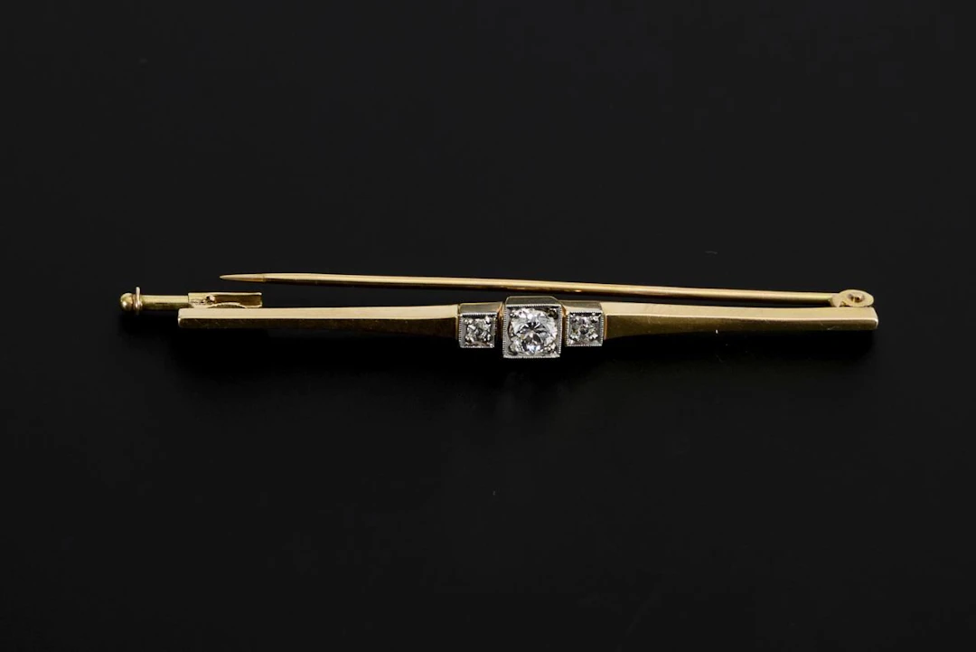 Art Deco bar brooch with 3 old-cut diamonds.