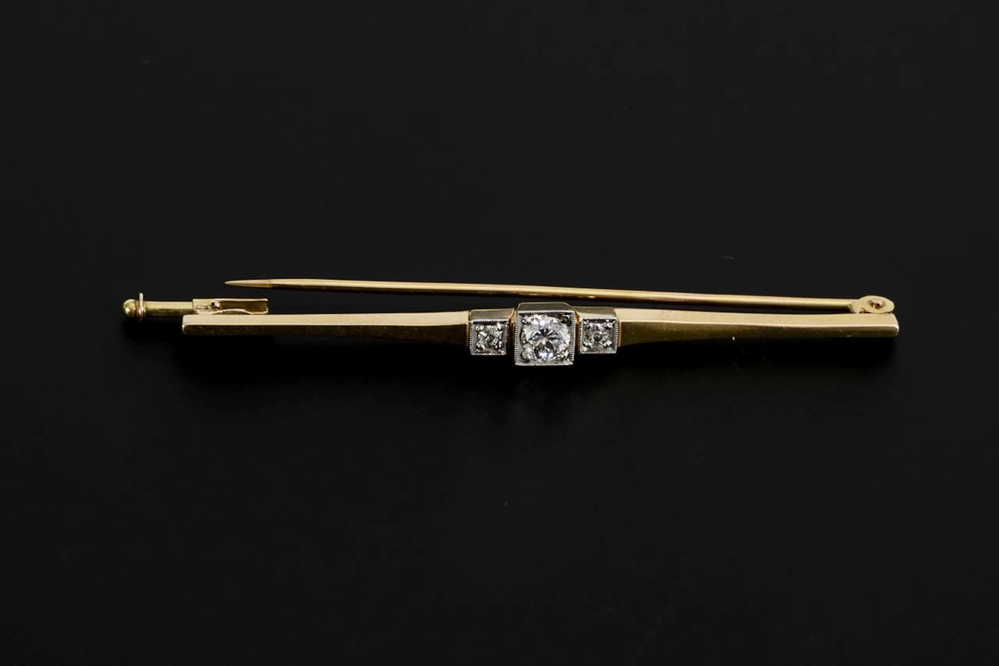 Art Deco bar brooch with 3 old-cut diamonds.