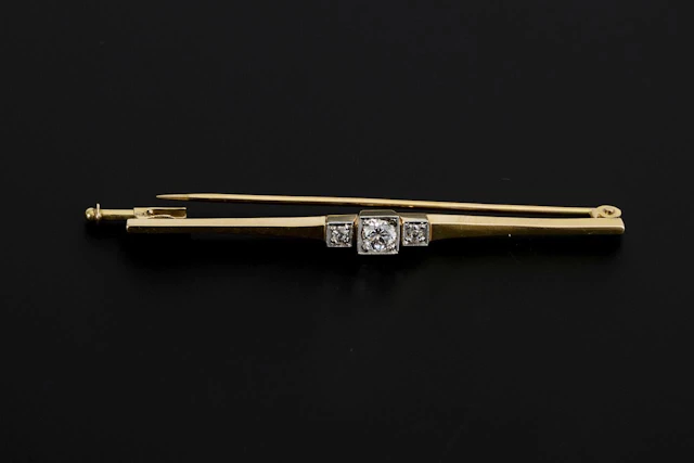 Art Deco bar brooch with 3 old-cut diamonds.